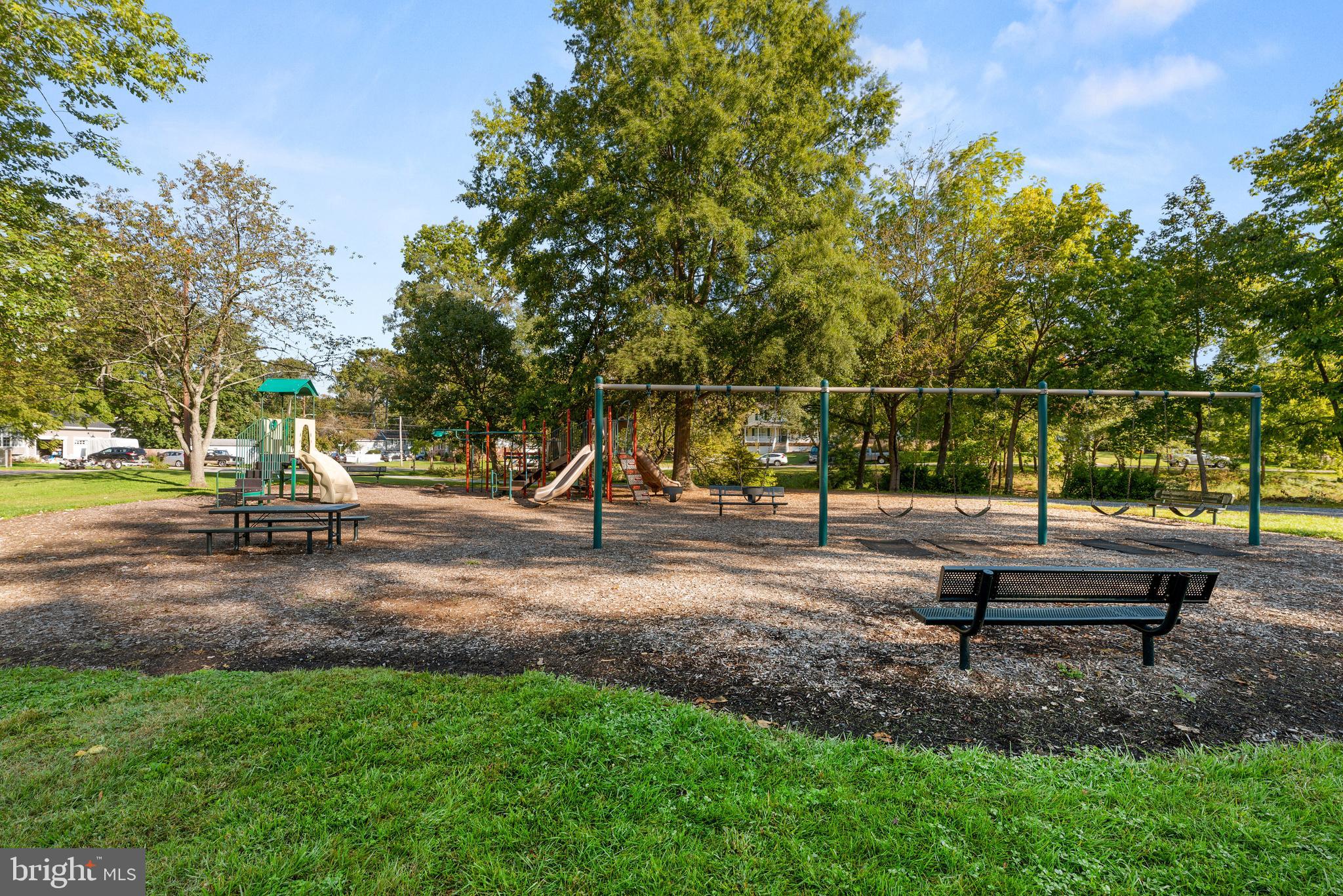 WOODLAND BEACH - Residential