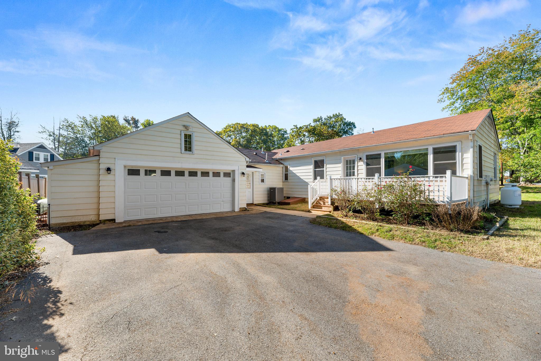 WOODLAND BEACH - Residential