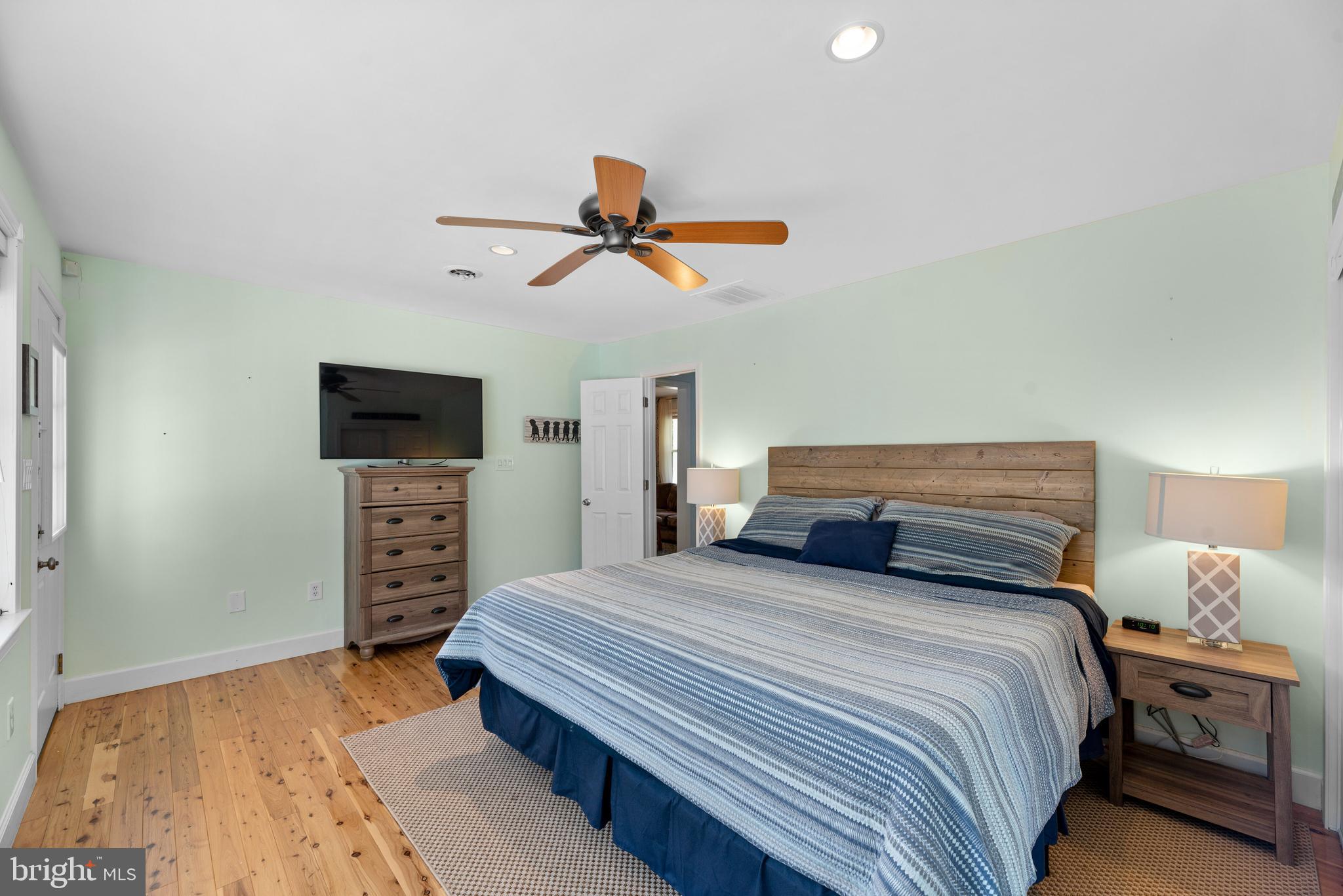 WOODLAND BEACH - Residential