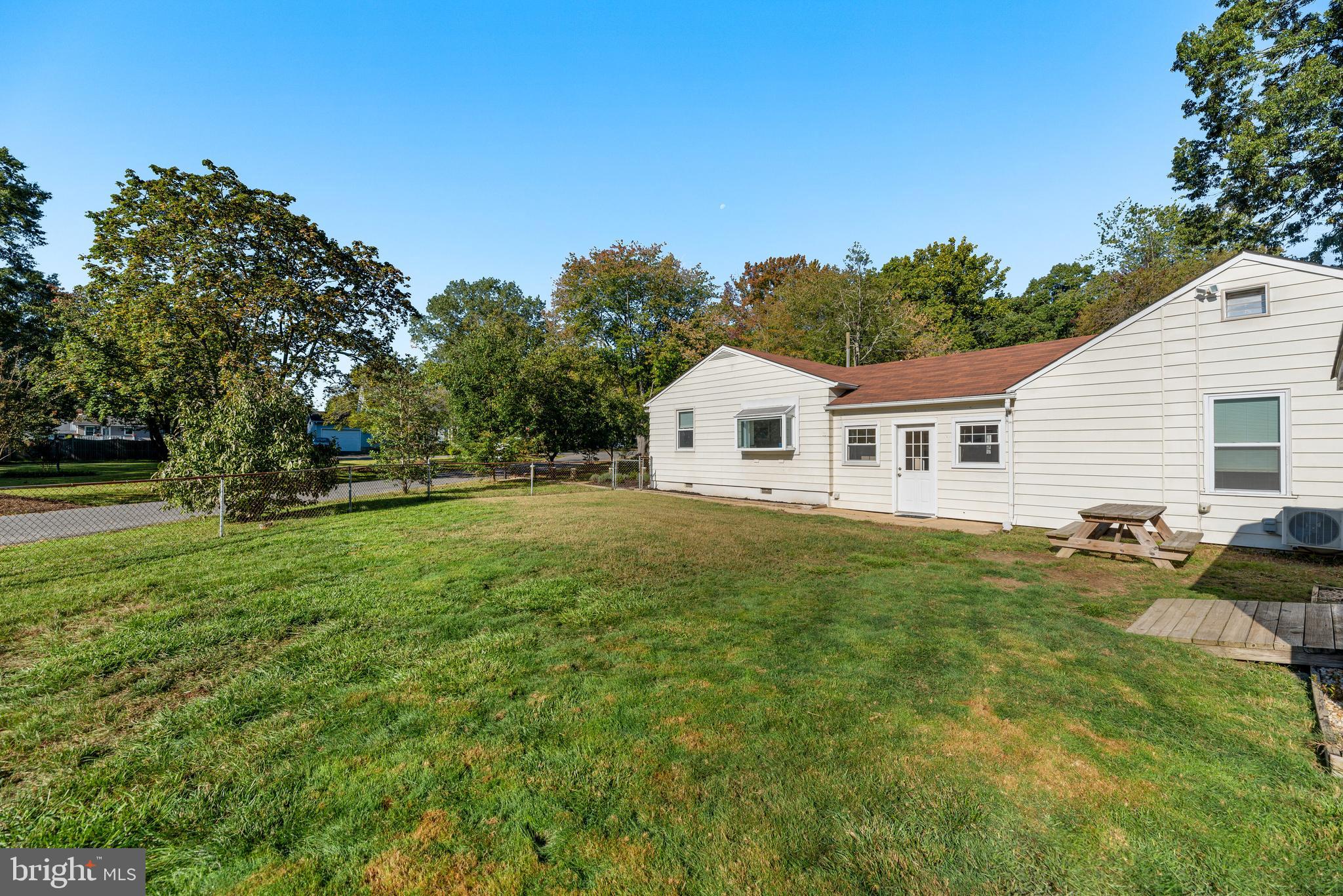 WOODLAND BEACH - Residential