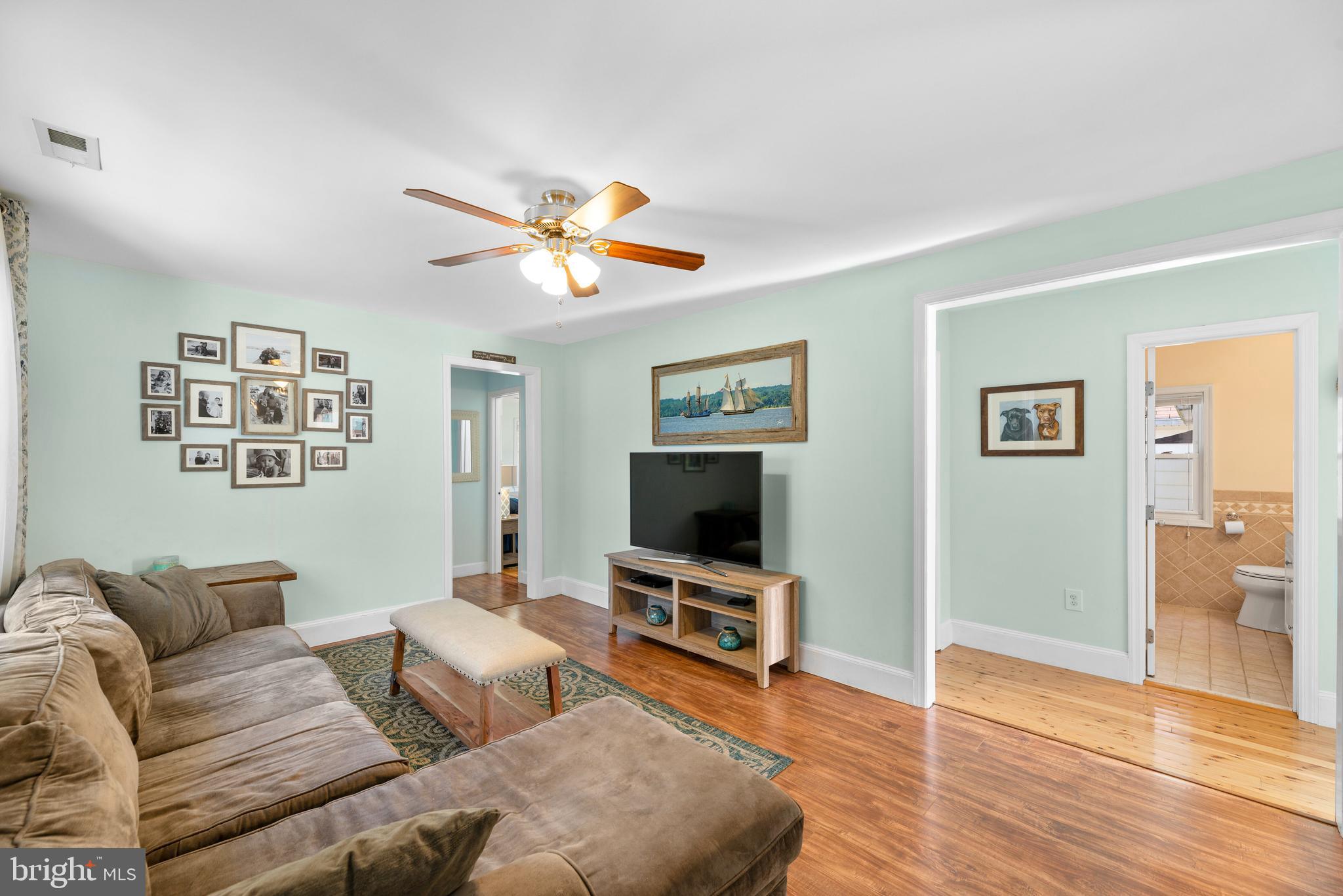 WOODLAND BEACH - Residential