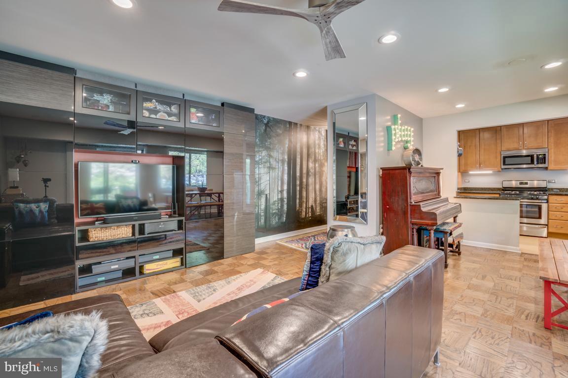 PARKSIDE CONDOMINIUMS - Residential Lease