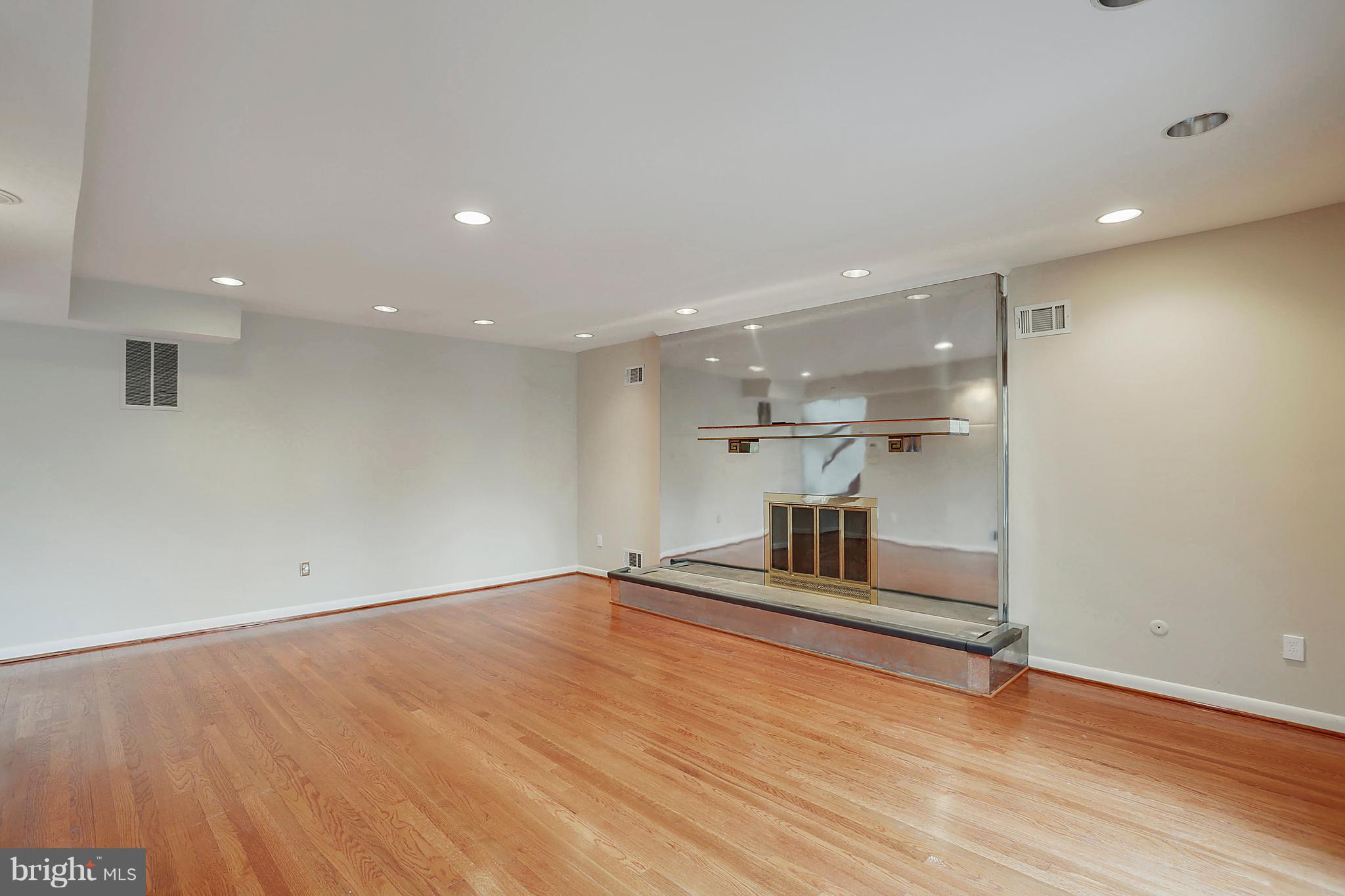 POTOMAC VILLAGE - Residential Lease