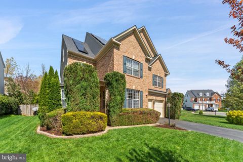 Photo of 1663 Georges Knoll Court, WOODBRIDGE, VA 22192 (MLS # VAPW2117774)