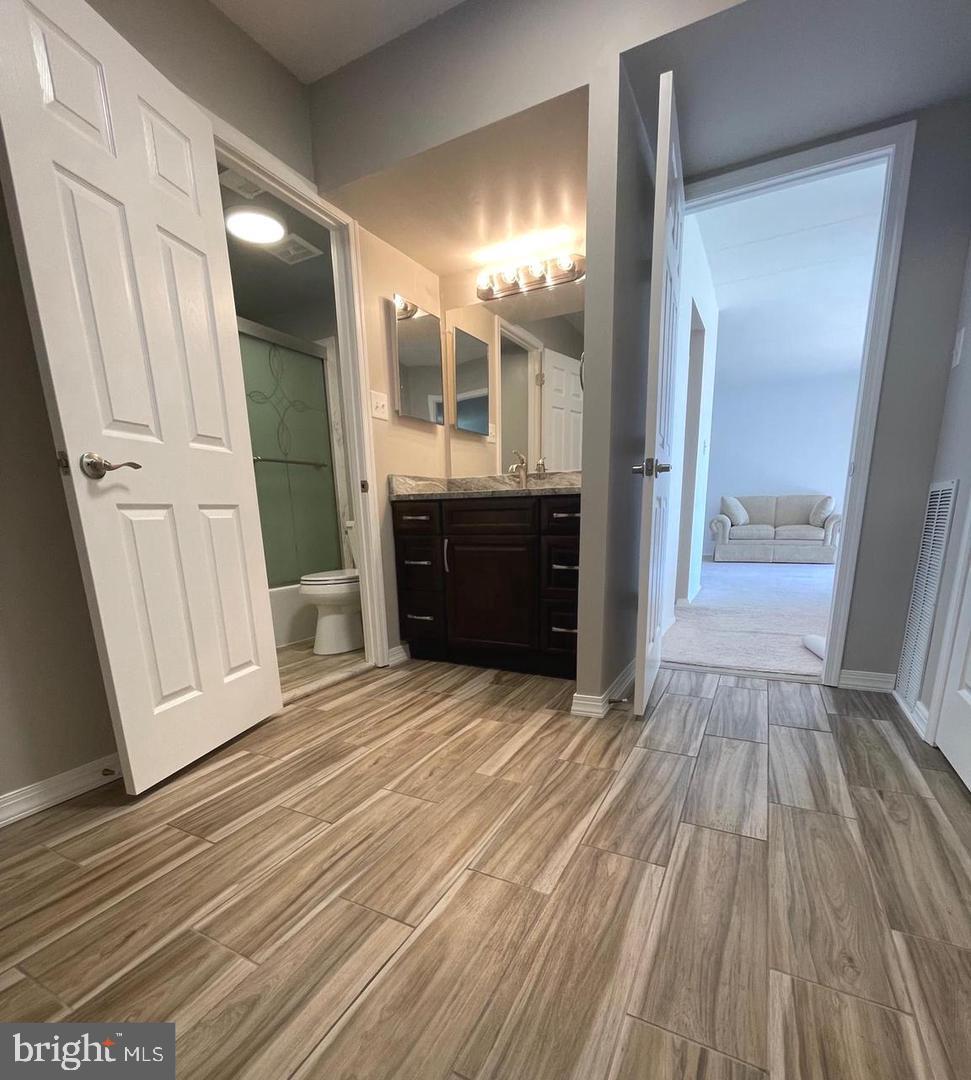 COUNTRY CLUB GREEN - Residential Lease