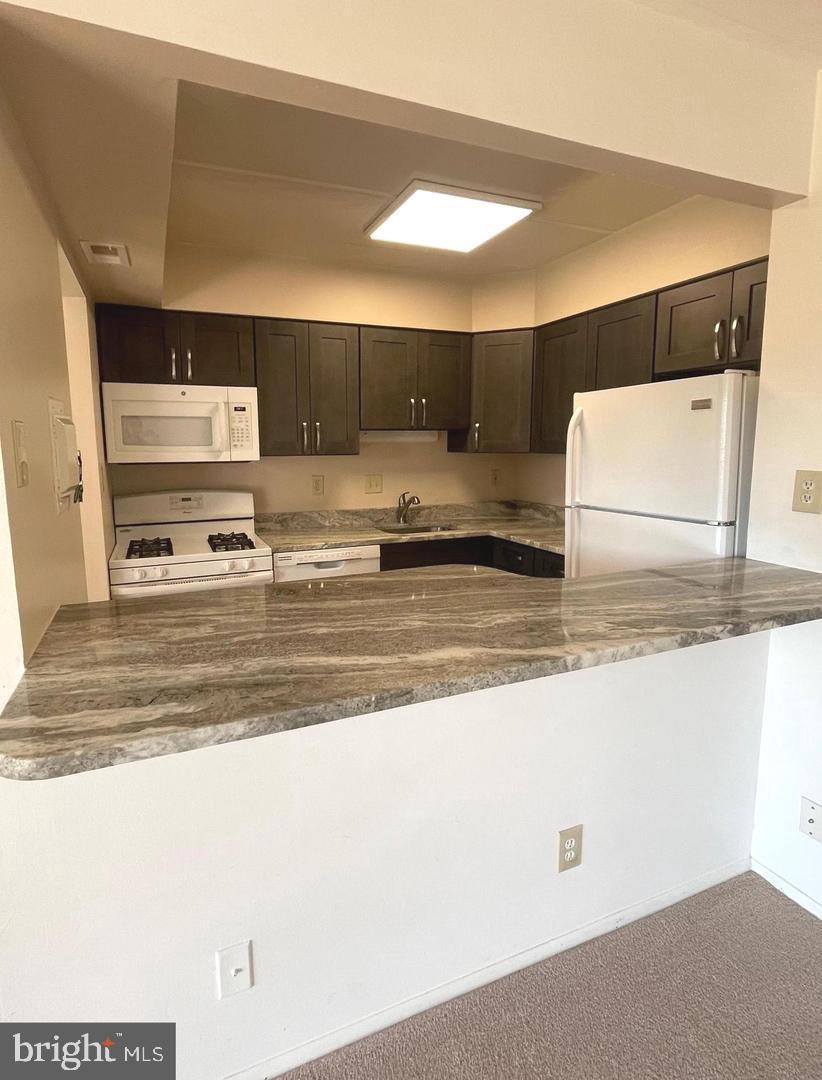 COUNTRY CLUB GREEN - Residential Lease