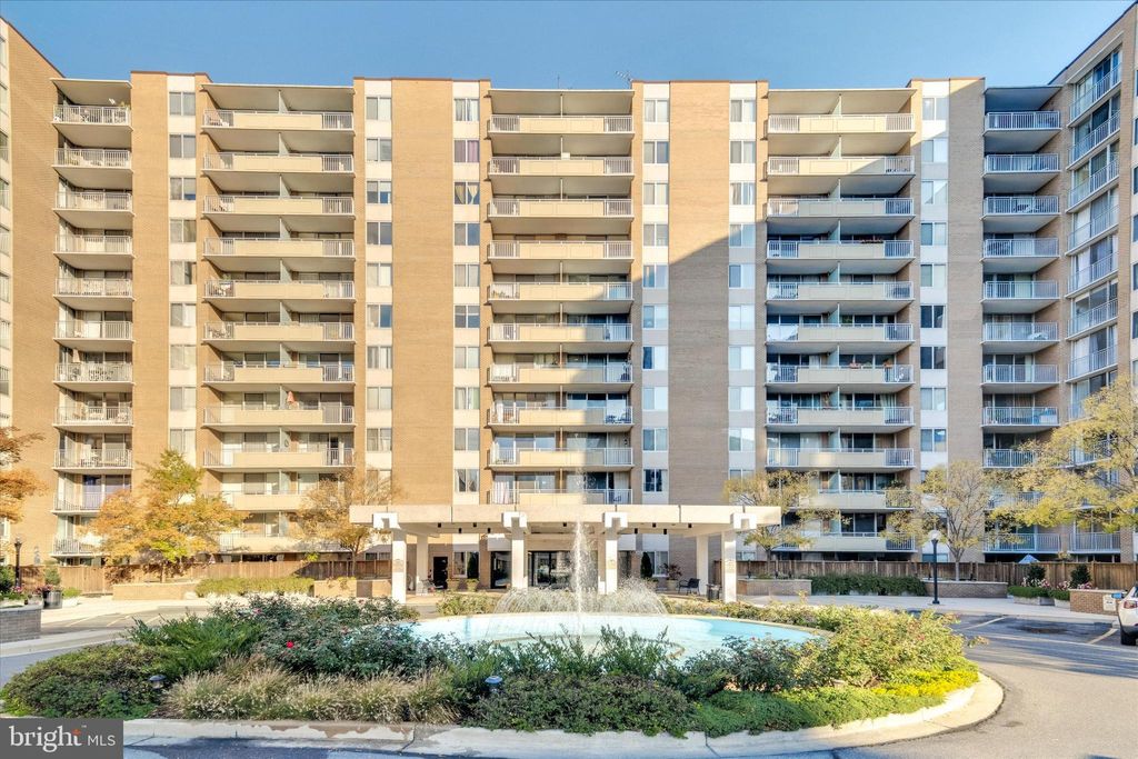 Photo of 3001 Veazey Terr Ter NW #1008, WASHINGTON, DC 20008 (MLS # DCDC2229336)