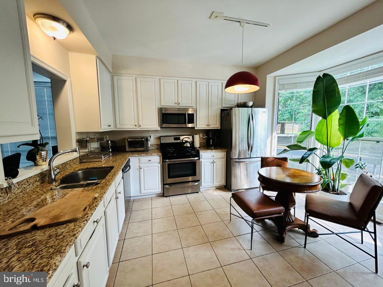 CASCADES/LOWES - Residential Lease