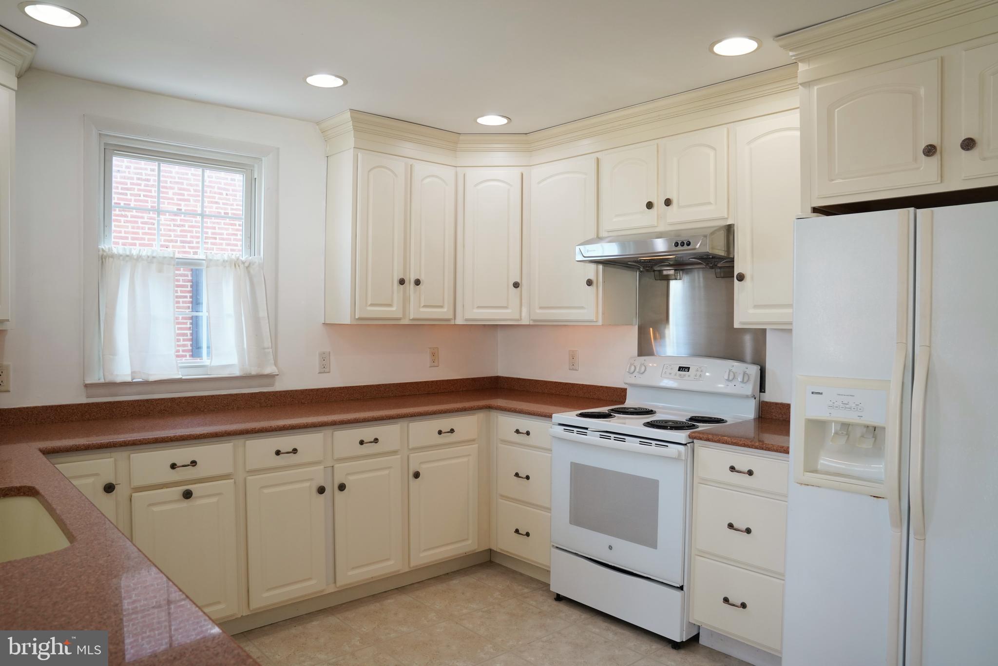 MONTROSE VIL - Residential Lease