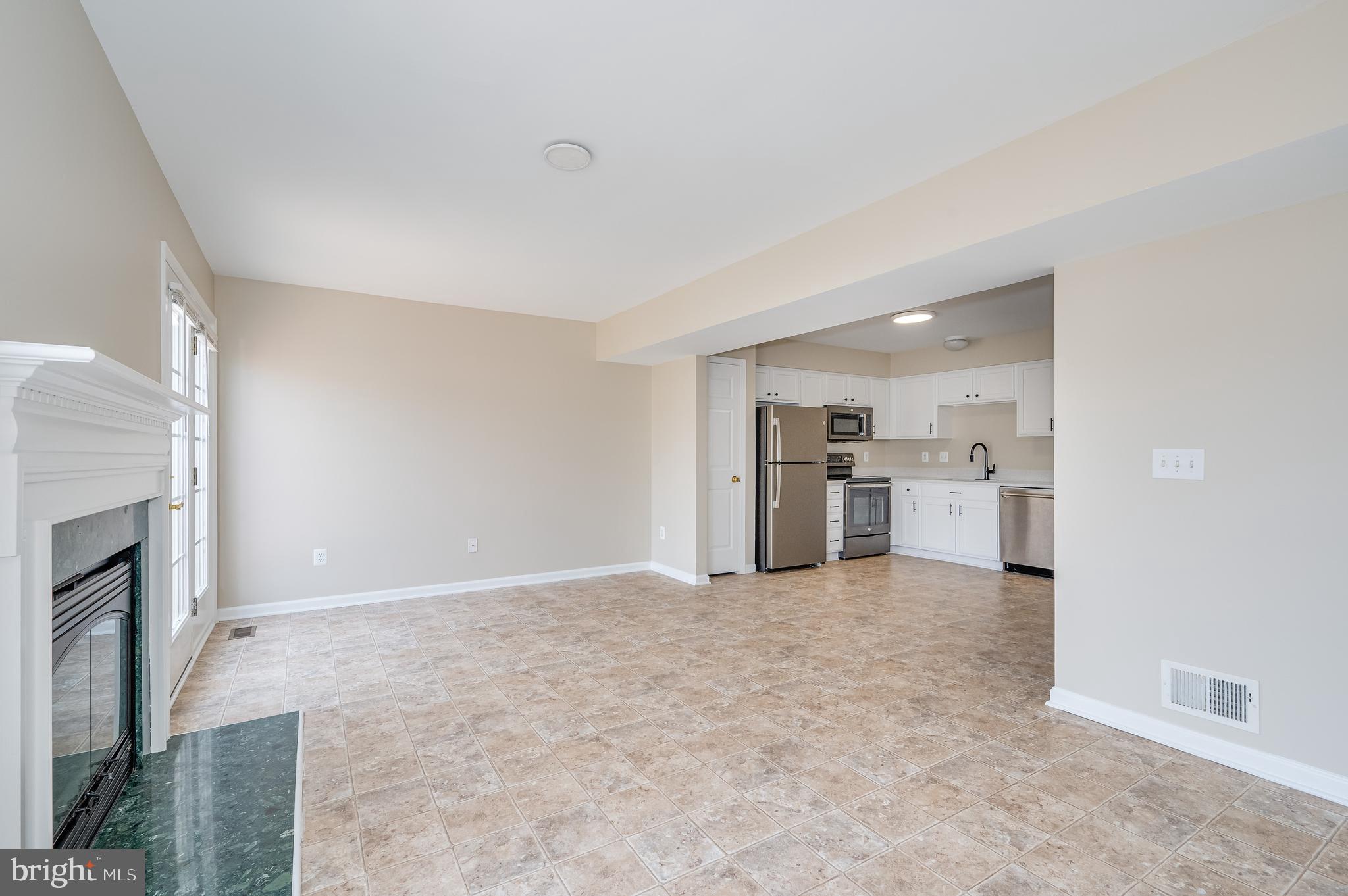 LAKELAND PLACE - Residential Lease