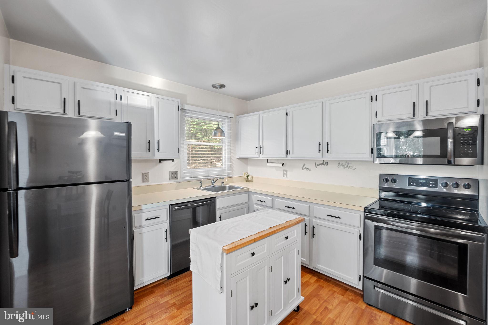 CHEVERLY HILLS - Residential