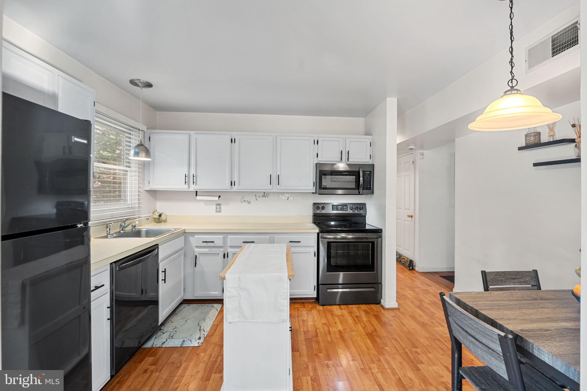 CHEVERLY HILLS - Residential