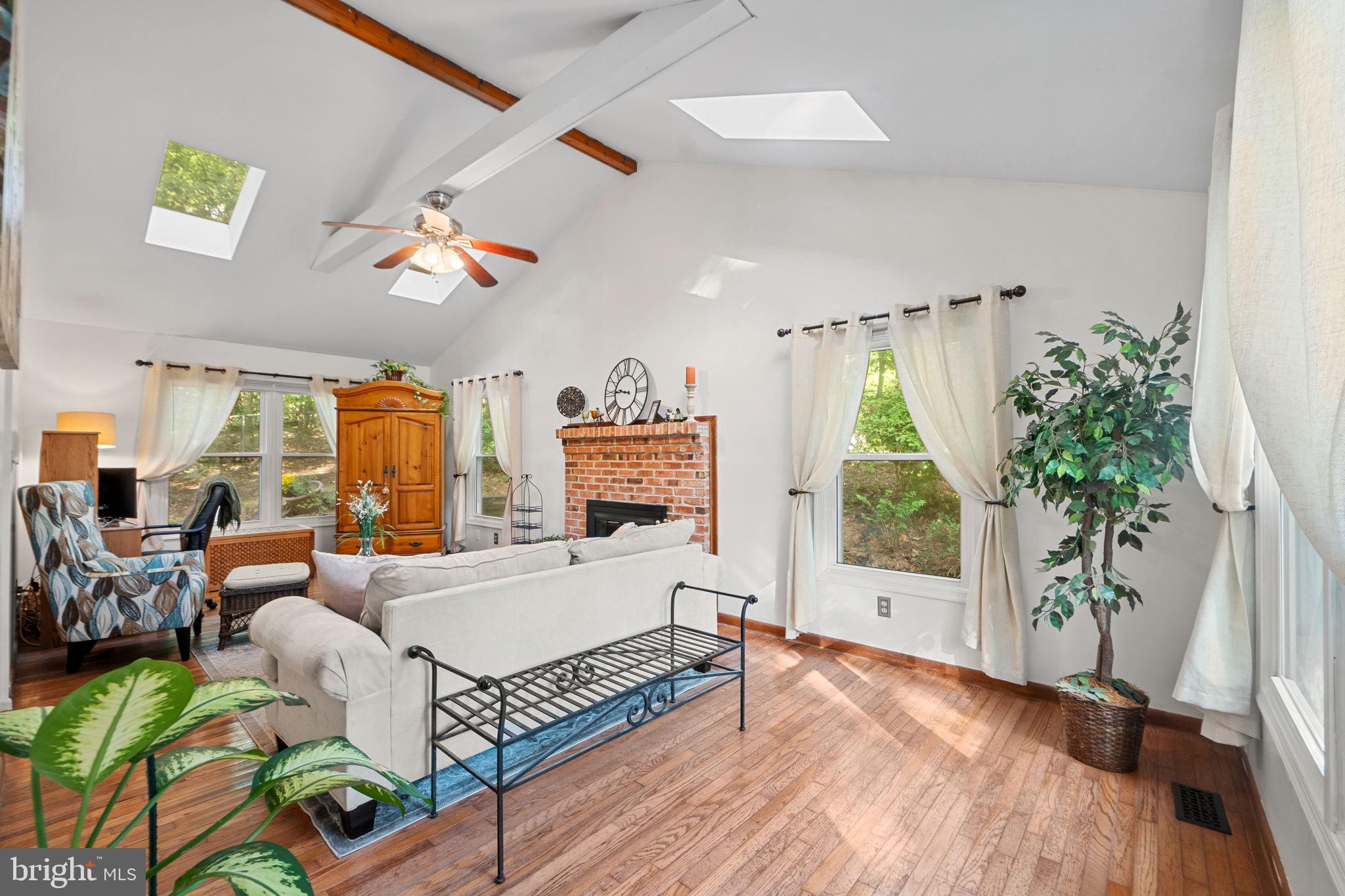 CHEVERLY HILLS - Residential