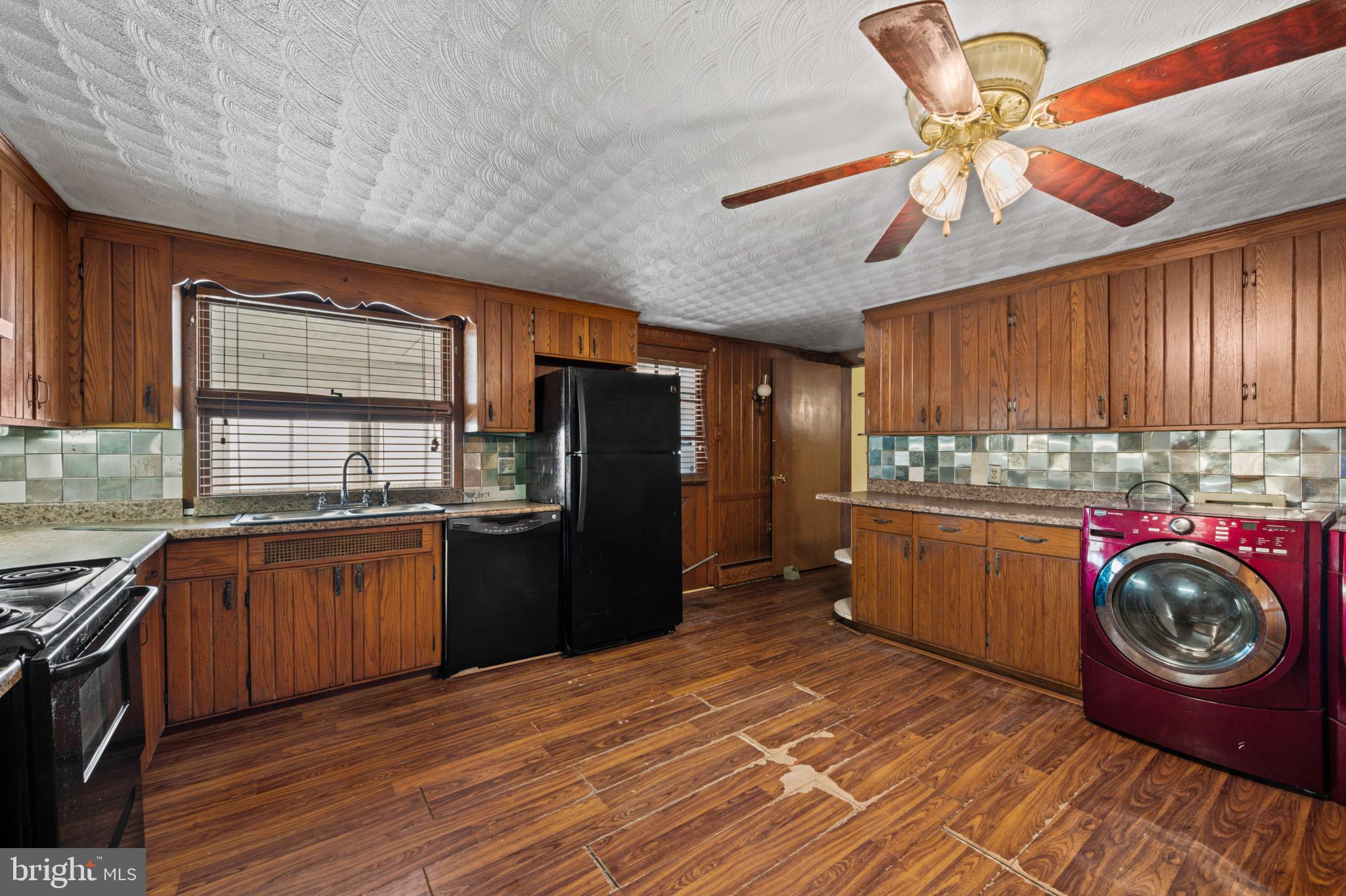 1605 E MAYBERRY ROAD