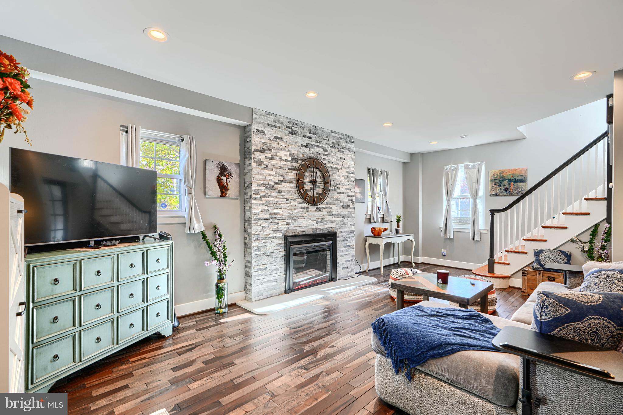 TEN HILLS - Residential