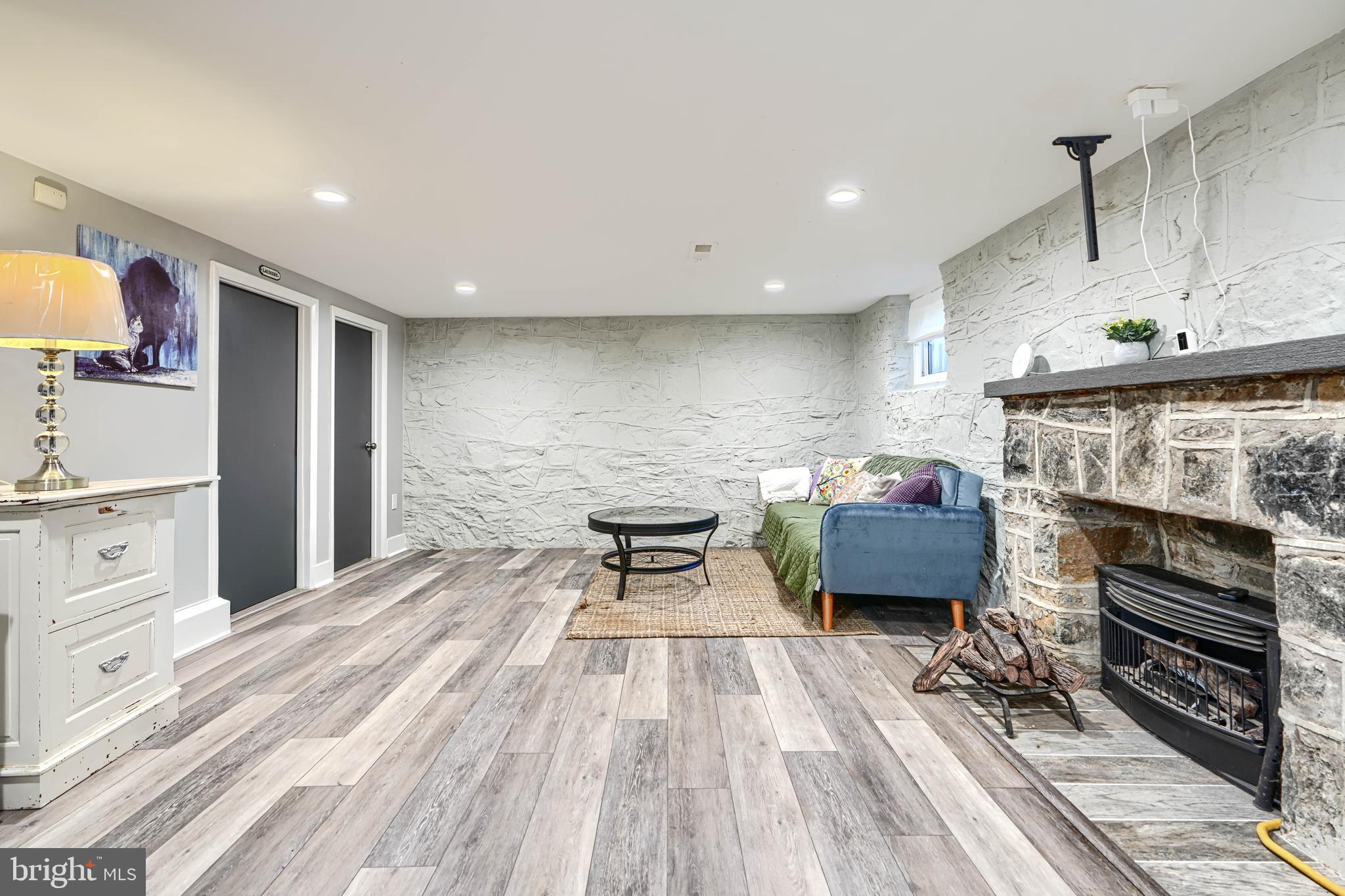 TEN HILLS - Residential