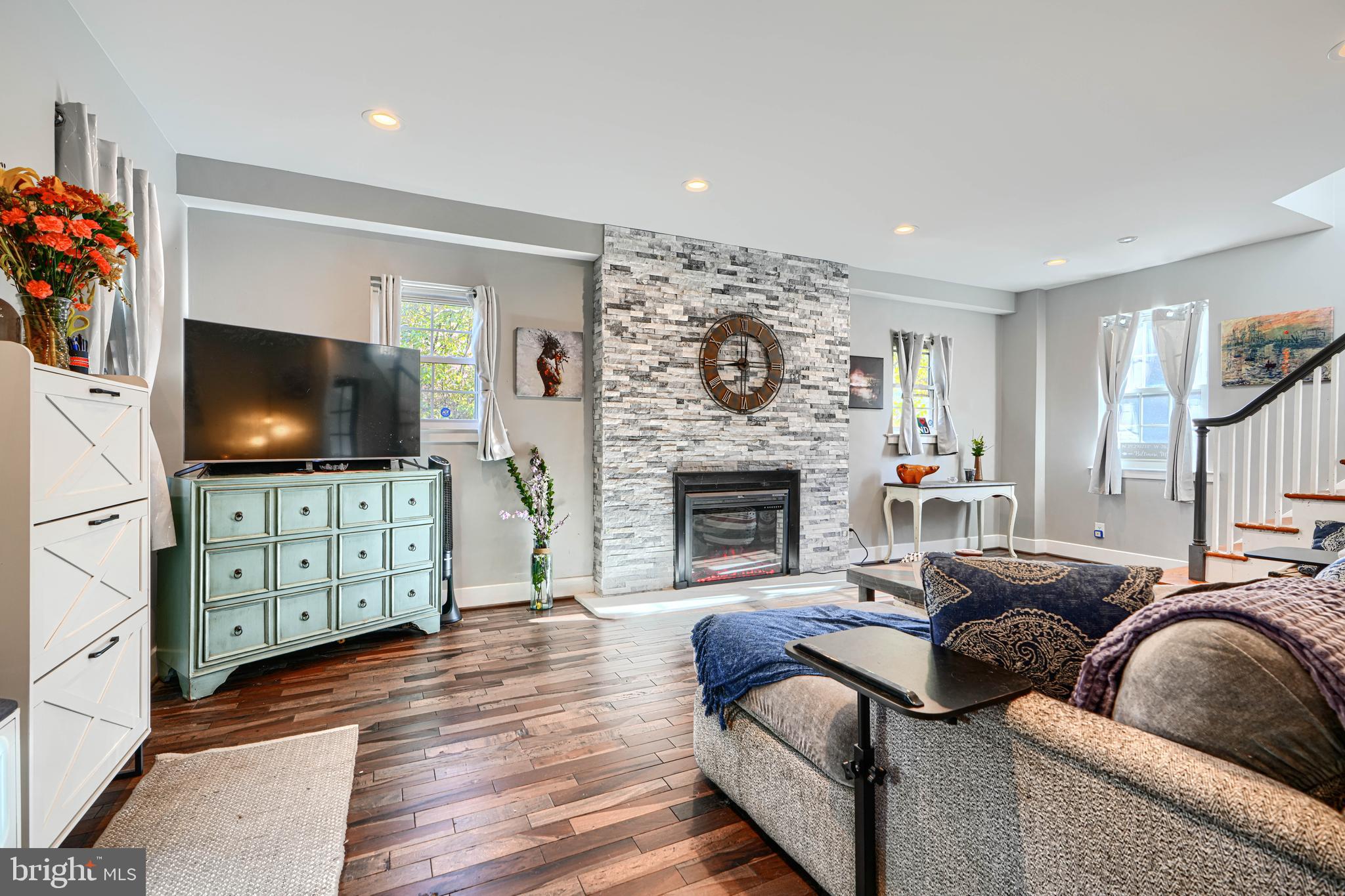 TEN HILLS - Residential