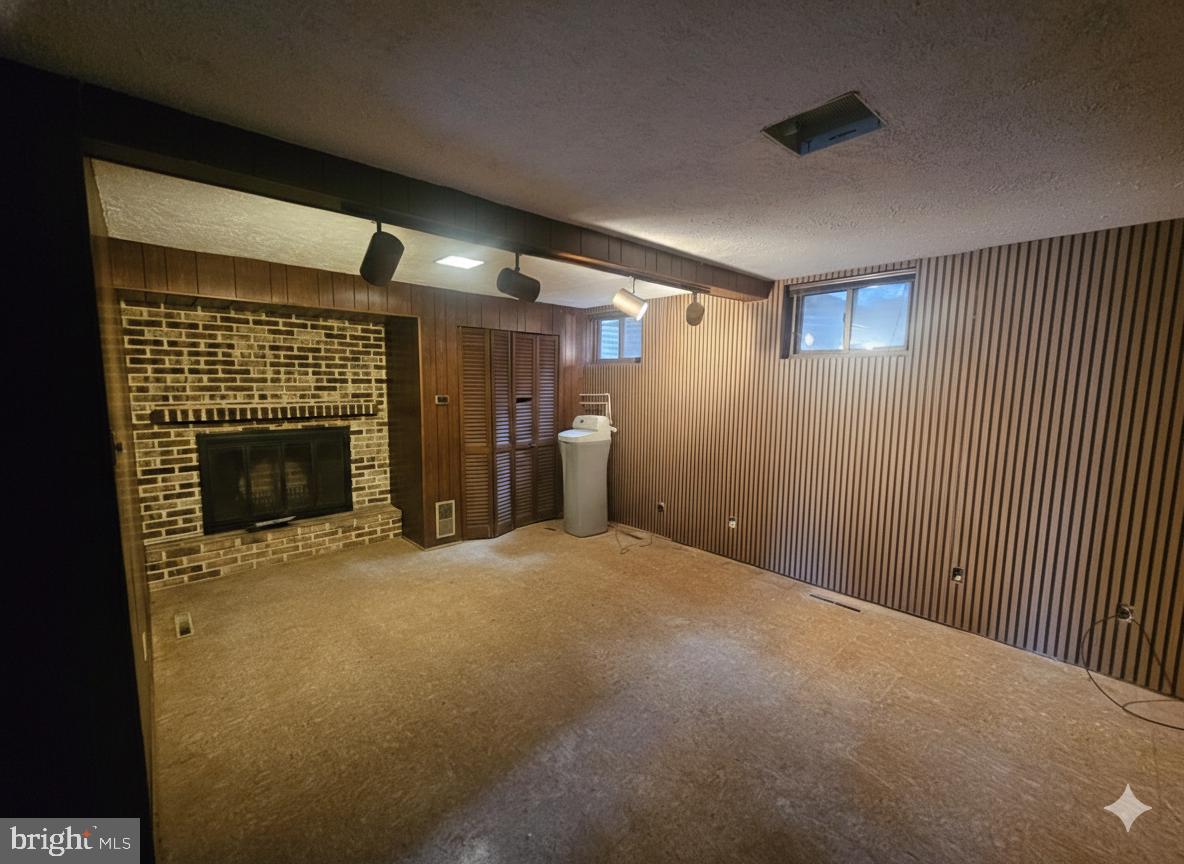 FLYING HILLS - Residential