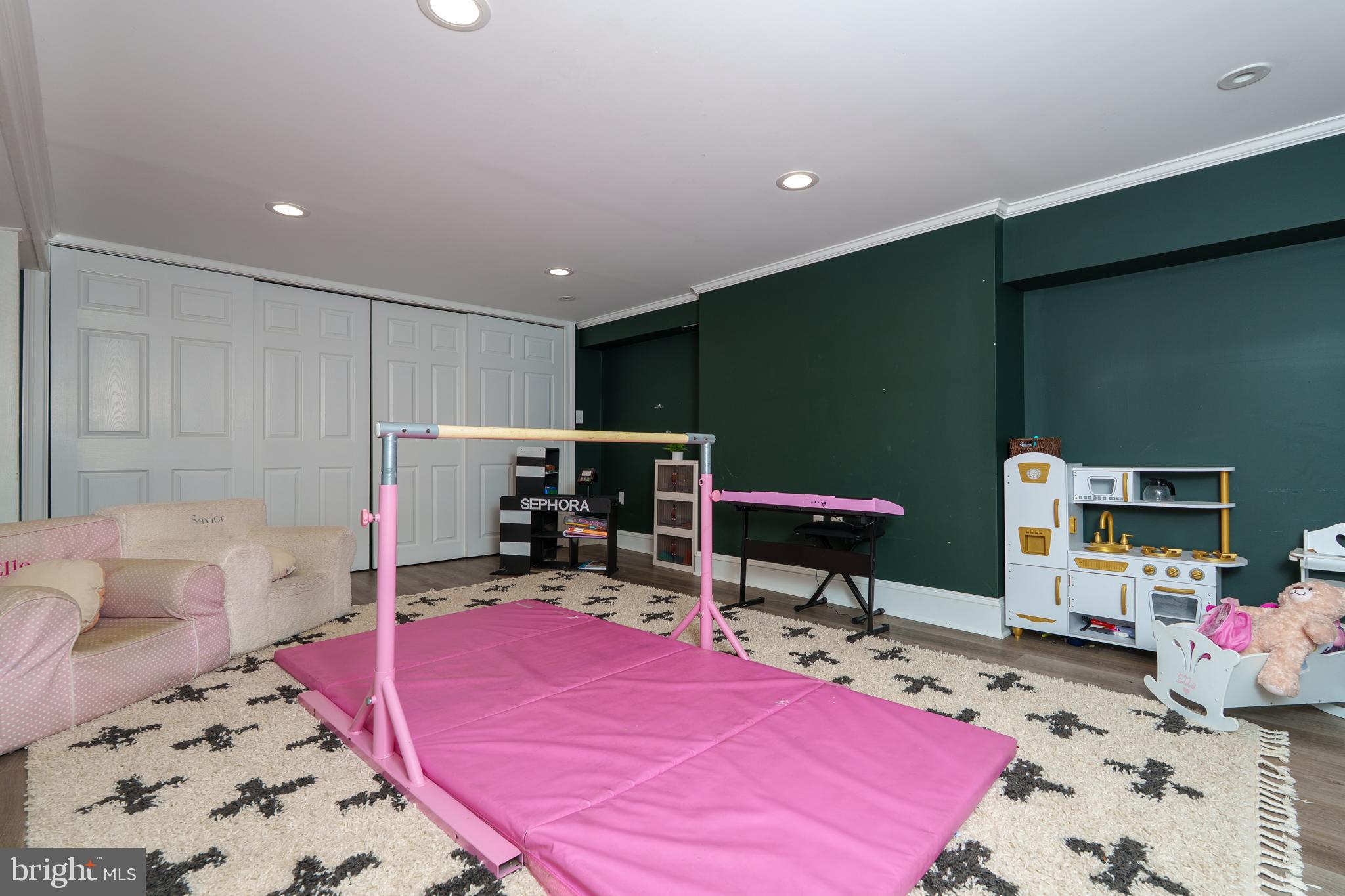 KIRKLAND MANOR - Residential