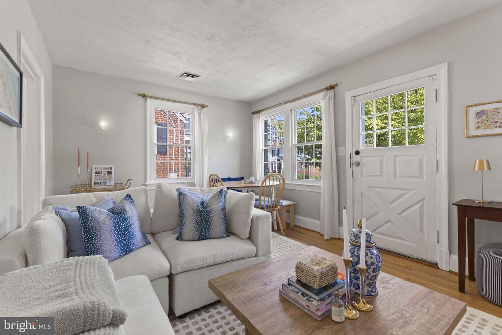 Photo of 862 N Abingdon Street, ARLINGTON, VA 22203 (MLS # VAAR2064336)