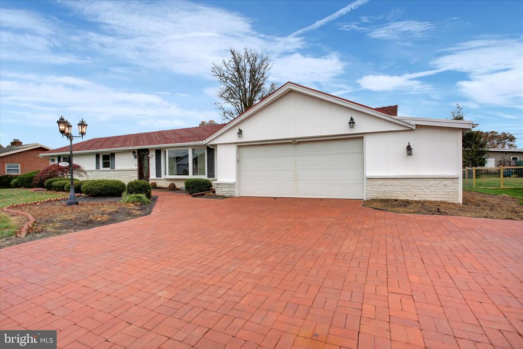 Photo of 158 Colonial Dr, CHAMBERSBURG, PA 17202 (MLS # PAFL2031280)