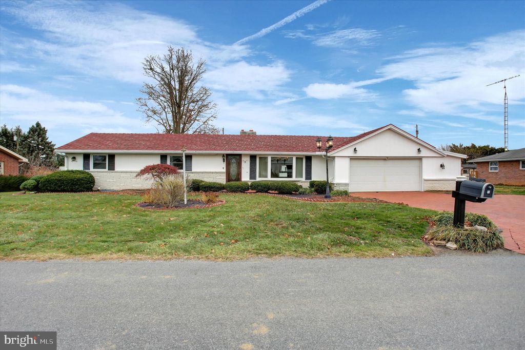 Photo of 158 Colonial Dr, CHAMBERSBURG, PA 17202 (MLS # PAFL2031280)