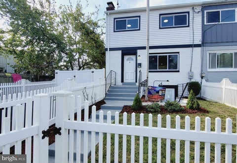 Townhouse For Sale - 2112 Columbia Place<br/> LANDOVER, MD 20785
