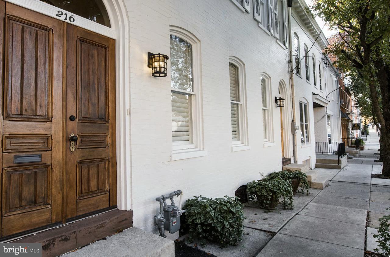 216 W CHESTNUT STREET