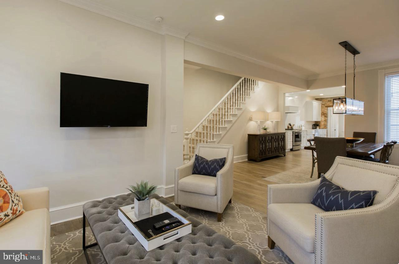 216 W CHESTNUT STREET