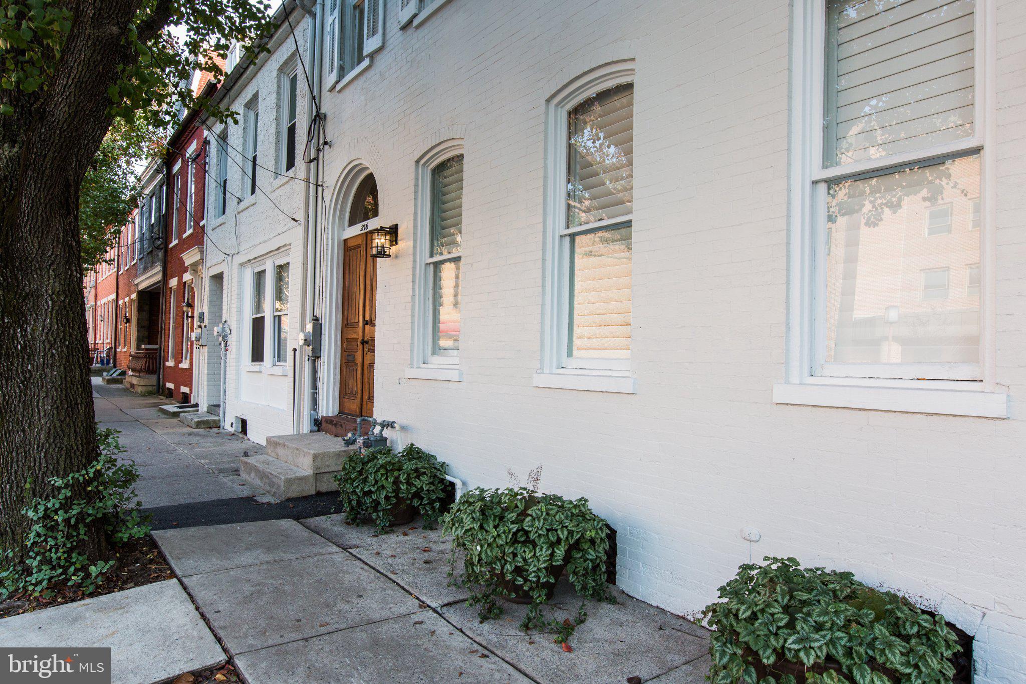 216 W CHESTNUT STREET