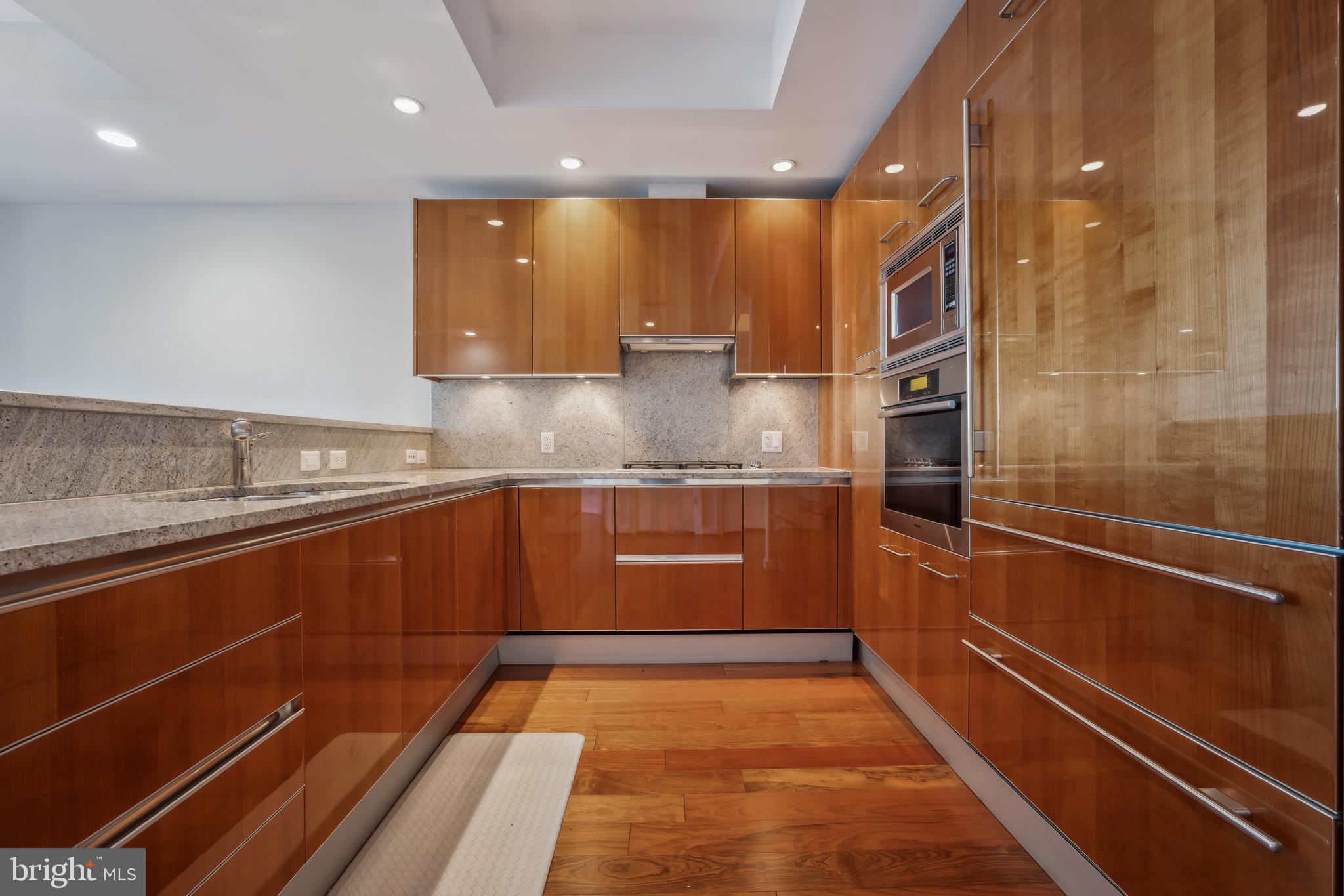 TURNBERRY TOWER - Residential