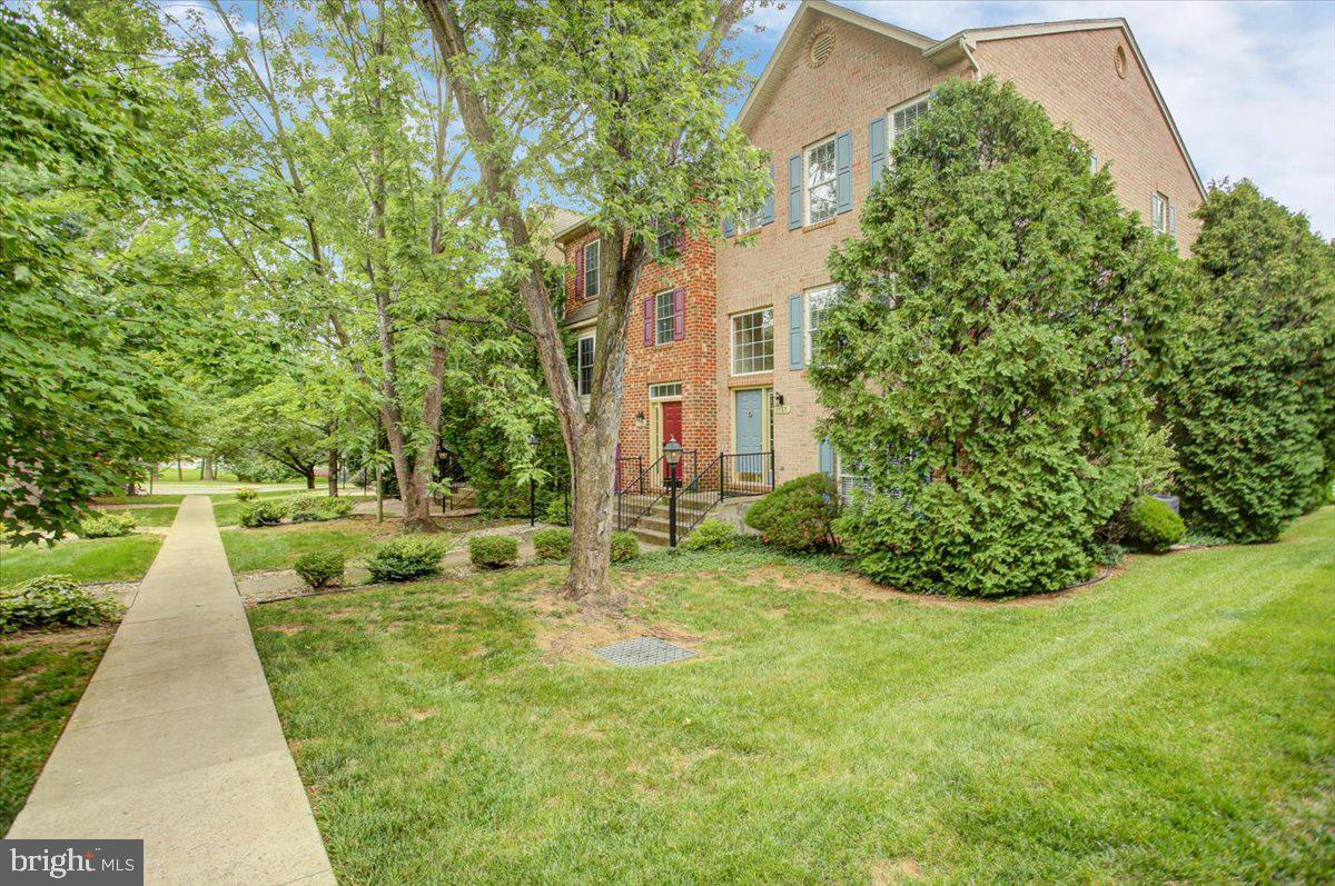 1153 LINDSAY LANE