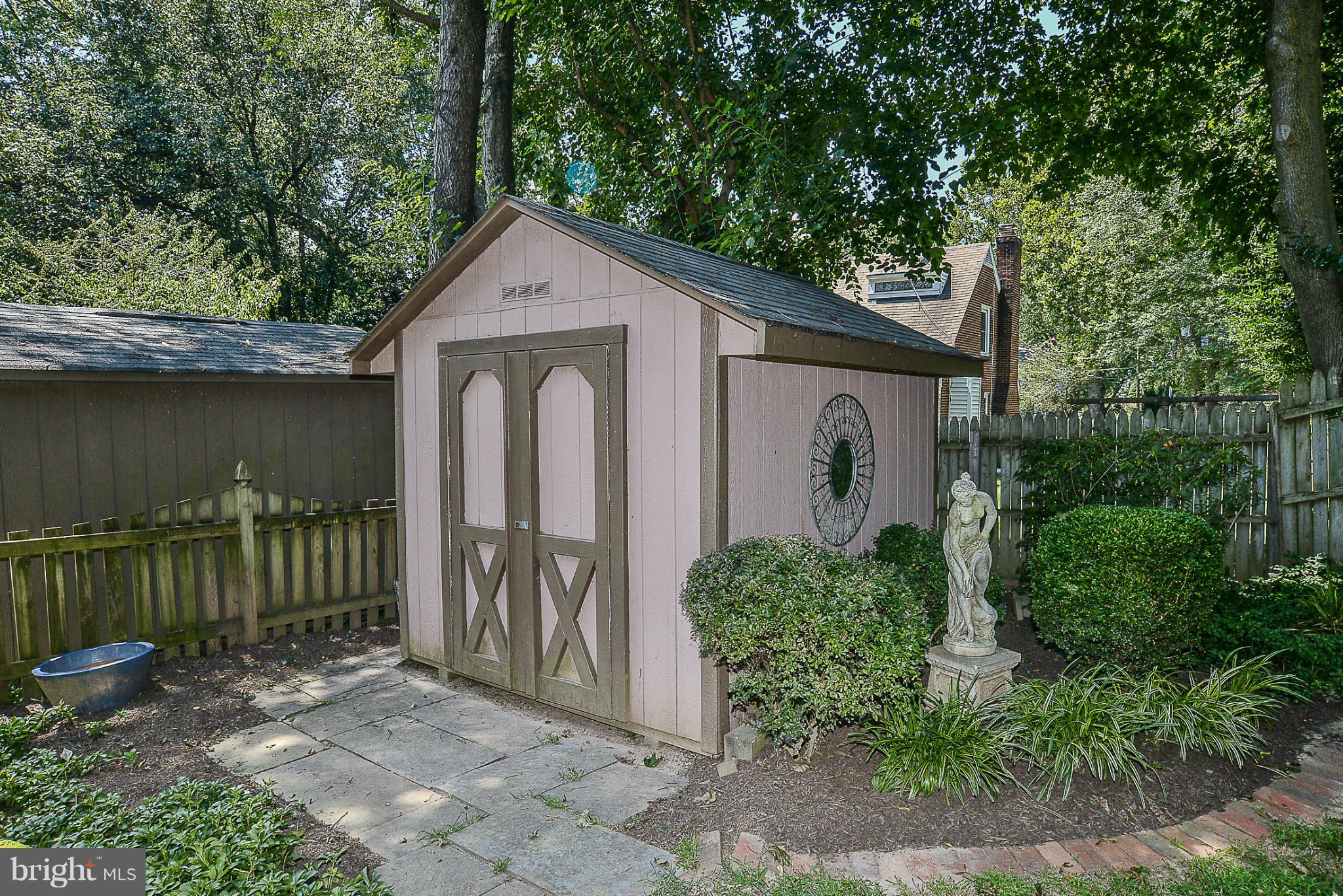 KINGS MANOR - Residential Lease