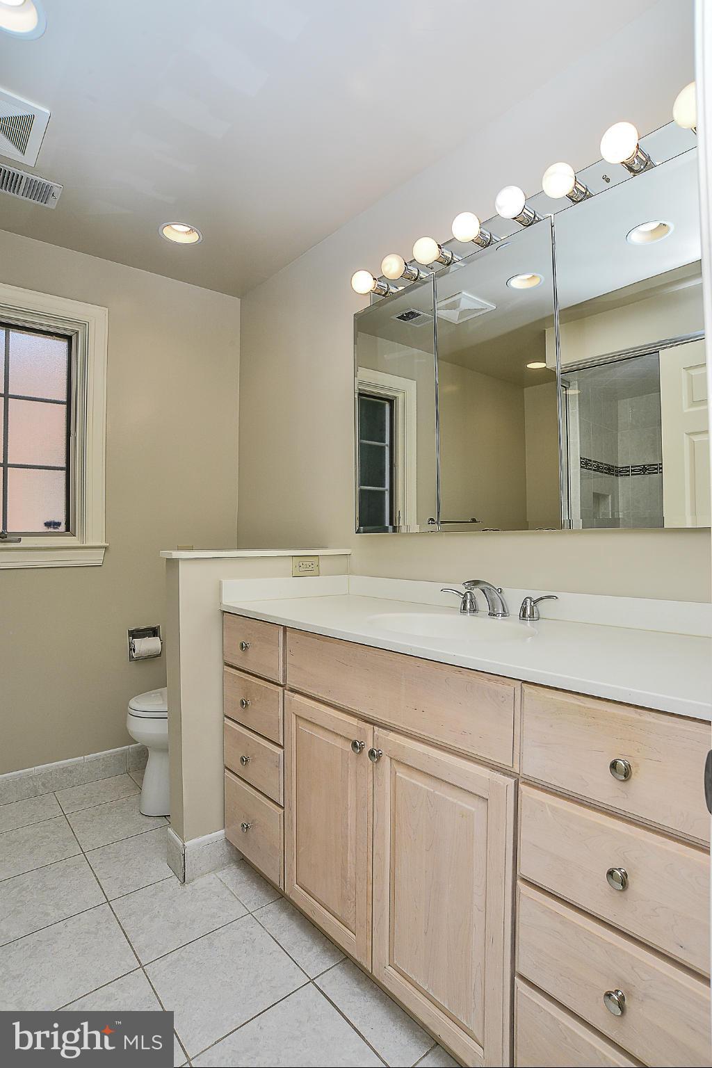 KINGS MANOR - Residential Lease