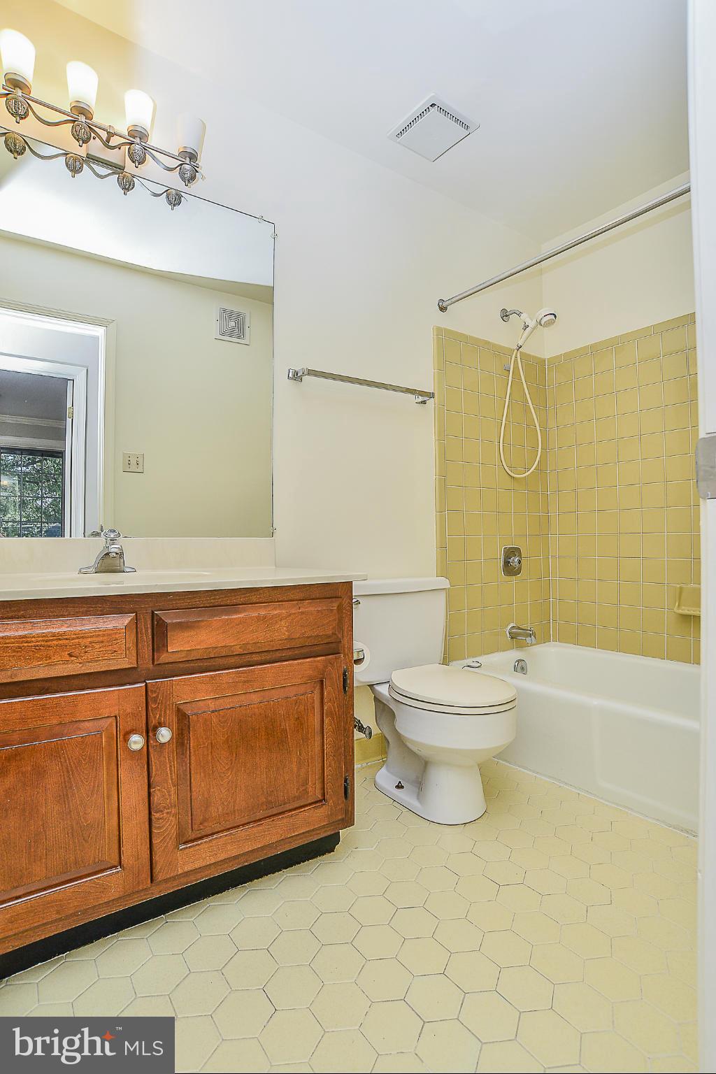 KINGS MANOR - Residential Lease