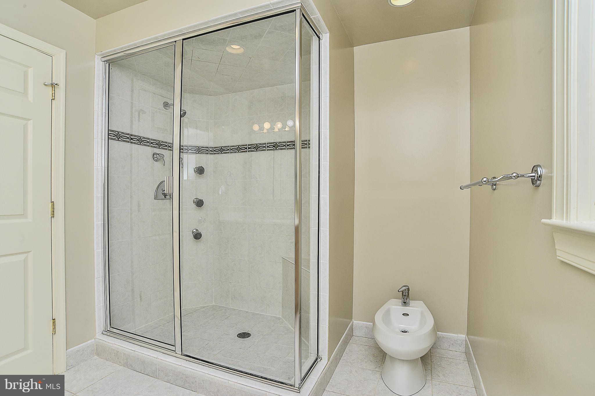 KINGS MANOR - Residential Lease