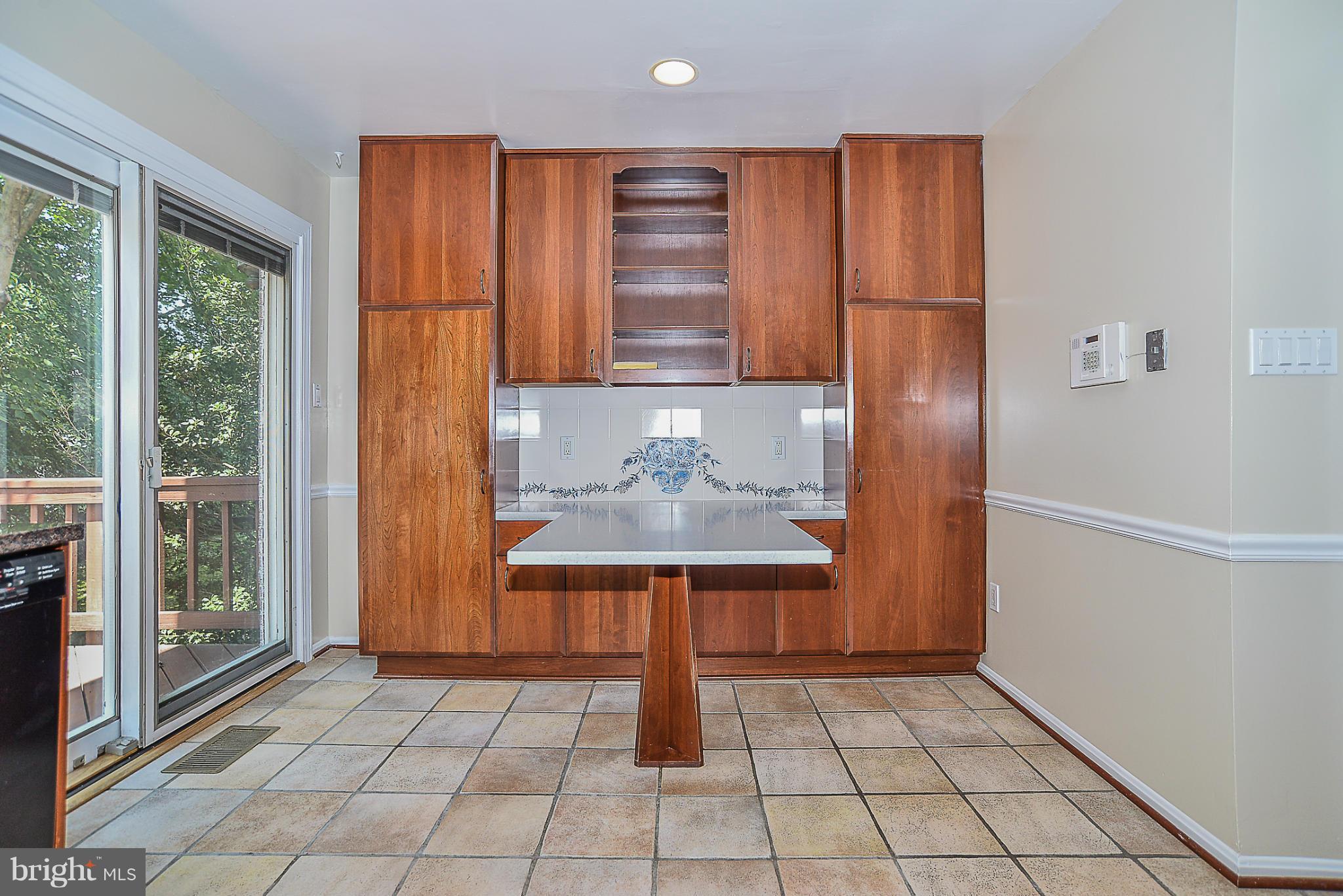 KINGS MANOR - Residential Lease