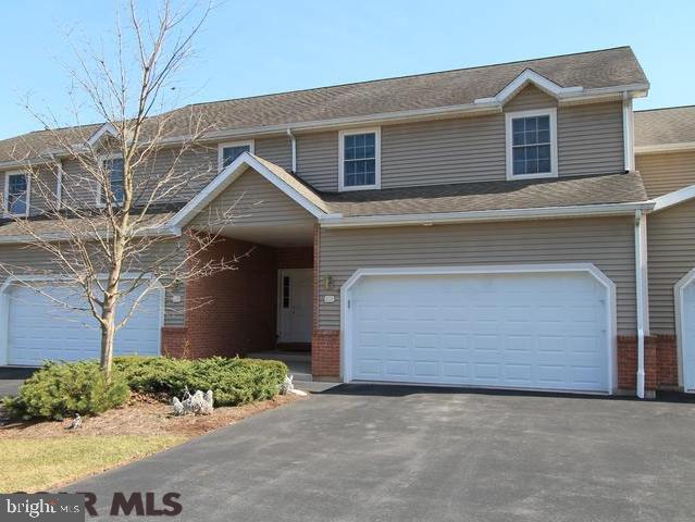 This move-in ready Rosewood Cove condo features soaring ceilings, gas fireplace, custom kitchen with large peninsula, freshly polished hardwood floors and a great open floor plan. The second floor features spacious bedrooms, convenient laundry room, and two full baths. The private deck overlooks neighboring horse farm with great mountain views. Don't miss this great home!