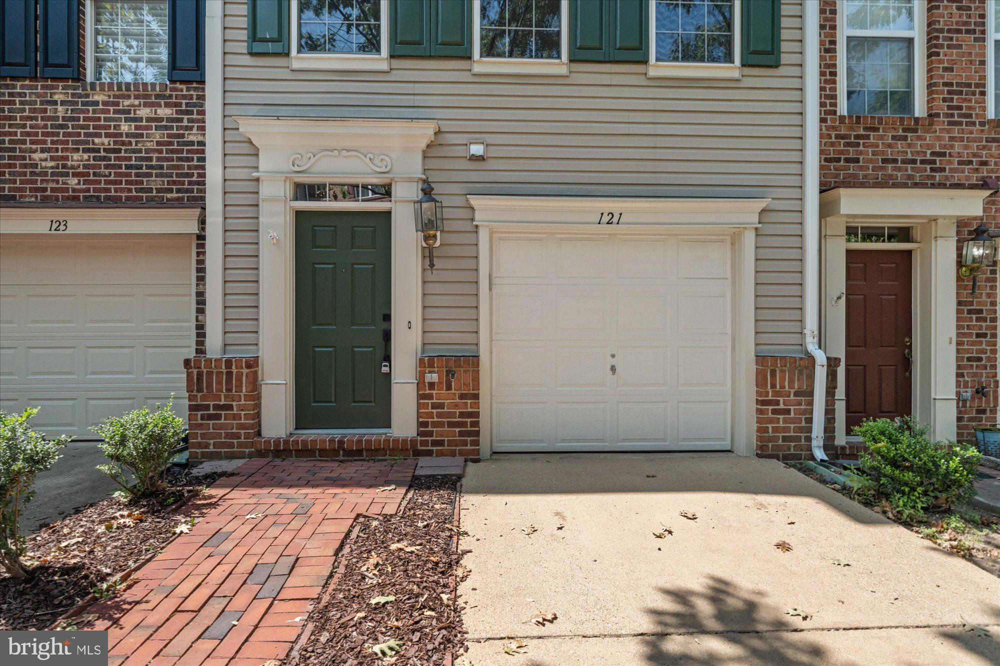 121 MARTIN LANE