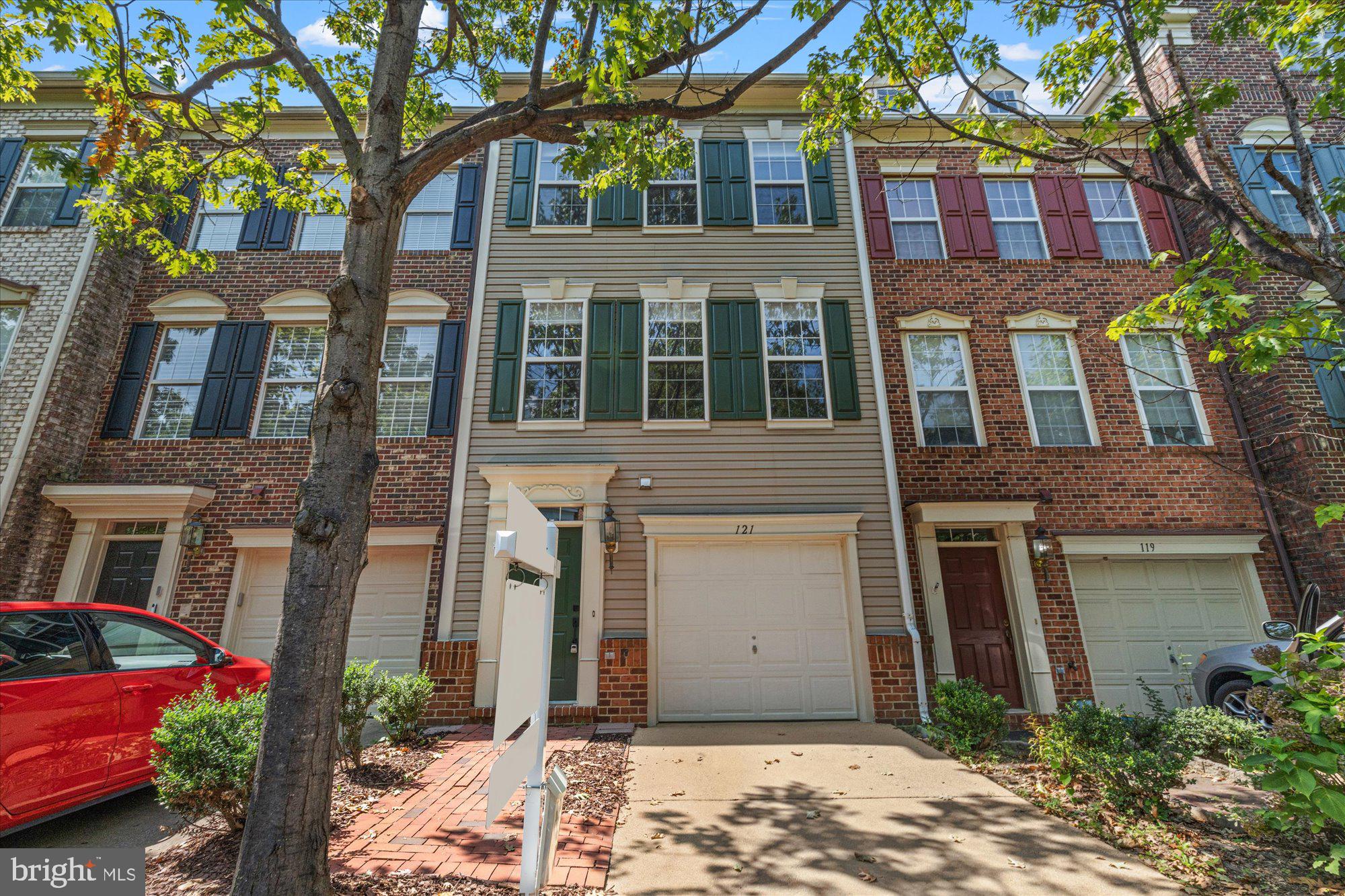 121 MARTIN LANE