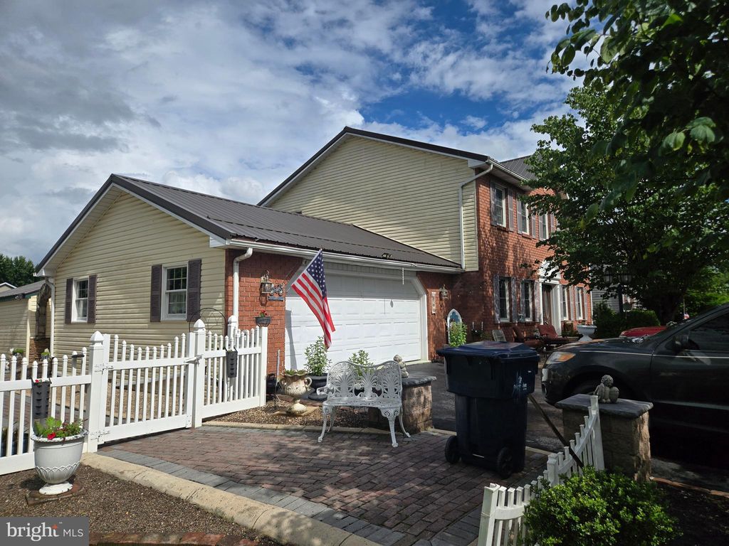 Photo of 3526 Turnberry Dr, CHAMBERSBURG, PA 17202 (MLS # PAFL2028004)