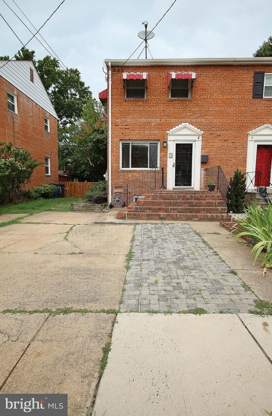 Charming Rosemont duplex, close to everything. Harwood floors, custom paint, renovated kitchen, finished rec room, great storage, fabulous landscaped fenced yard with shed. Covered deck. Driveway parking for 2. Near metro, restaurants, close to Old Town, Del Ray. EZ commuting. Pets "case by case"