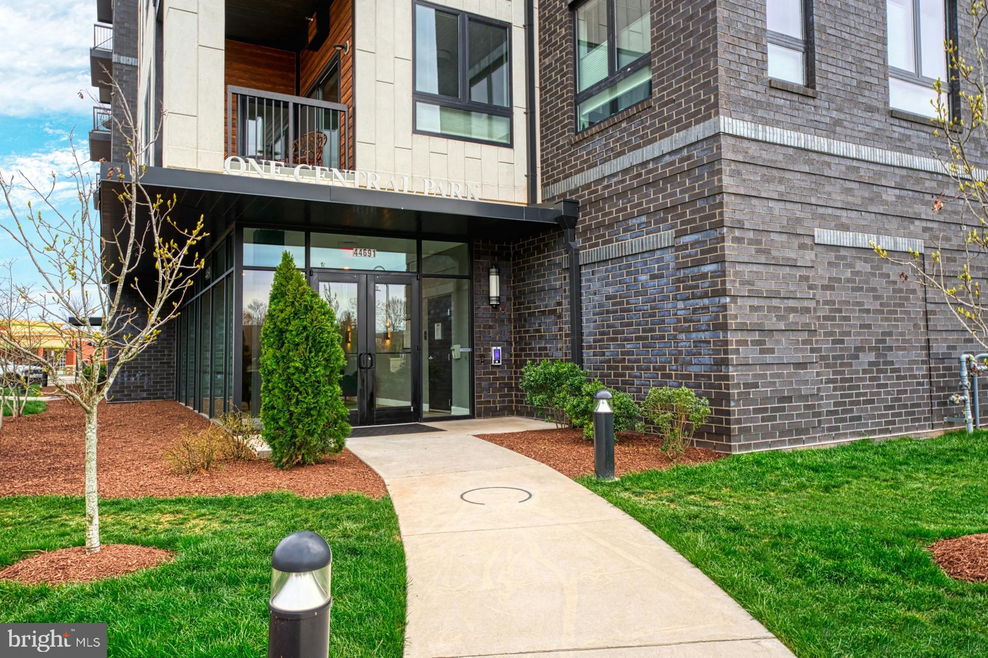 ONE LOUDOUN - Residential