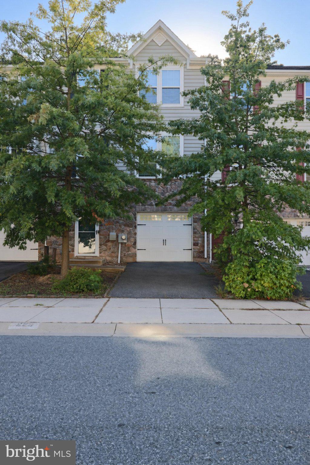 225 W GENERAL GREY COURT