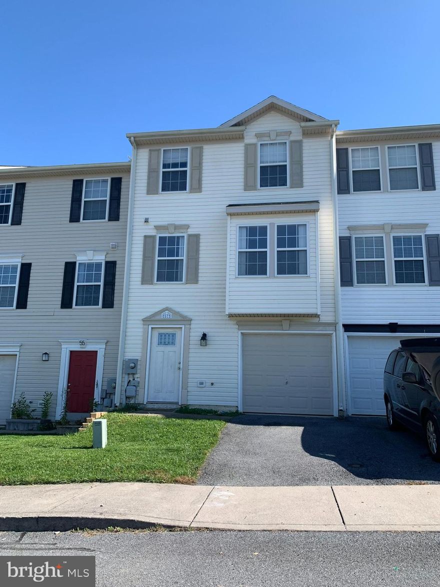 Great 3 story Townhouse with Garage in Laurel Ridge.  Conveniently located minutes to I-81, shopping and schools. Is now available to show but will not be available until June 15, 2024
First month's rent plus Security deposit to move in,