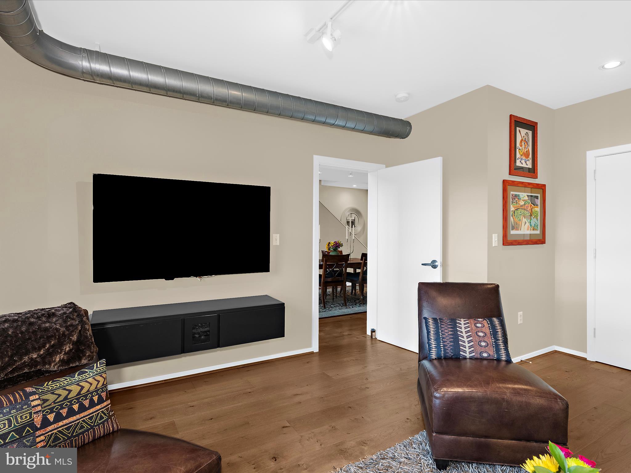 LOCUST POINT - Residential