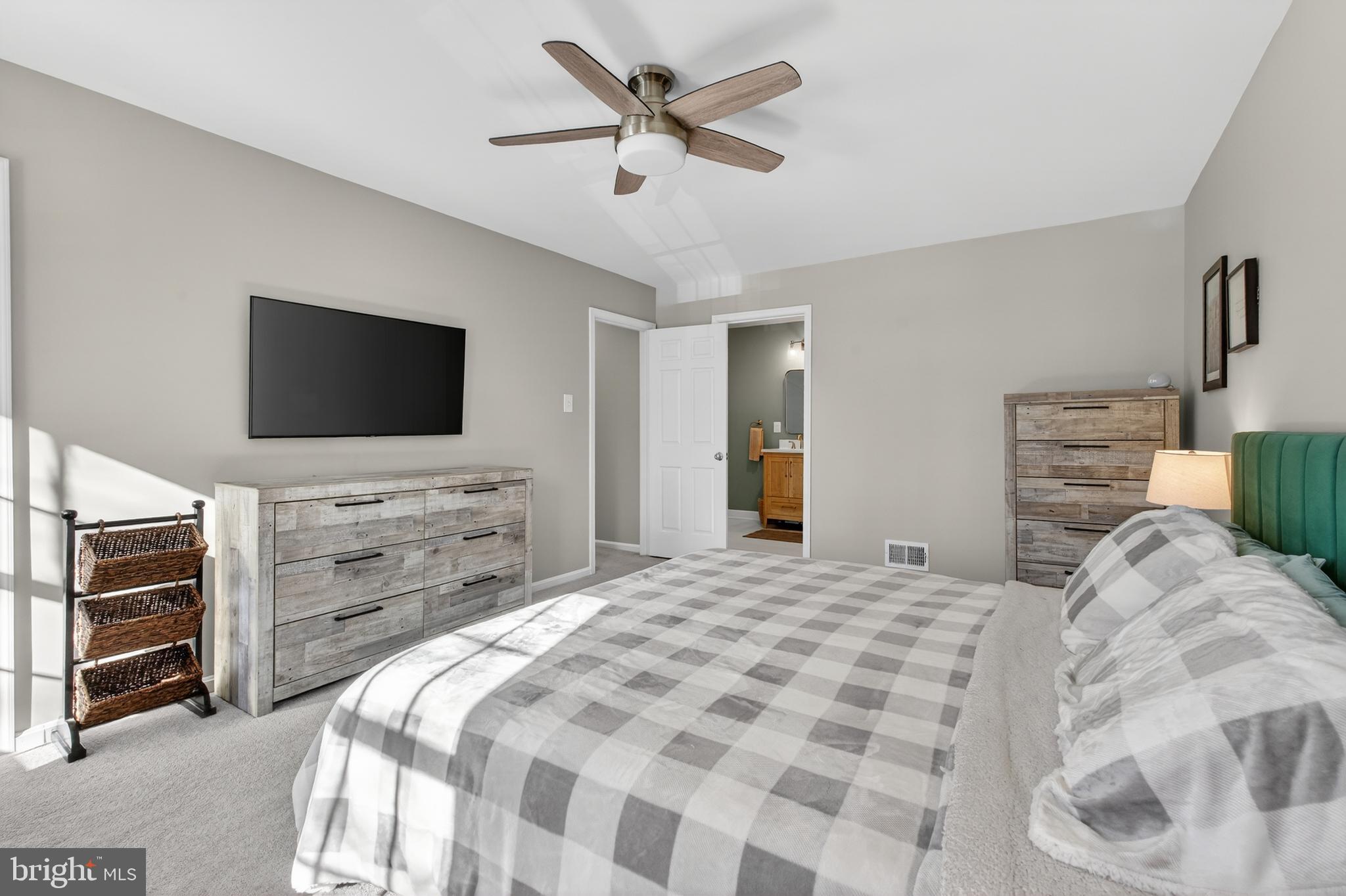 HOLLY KNOLL - Residential