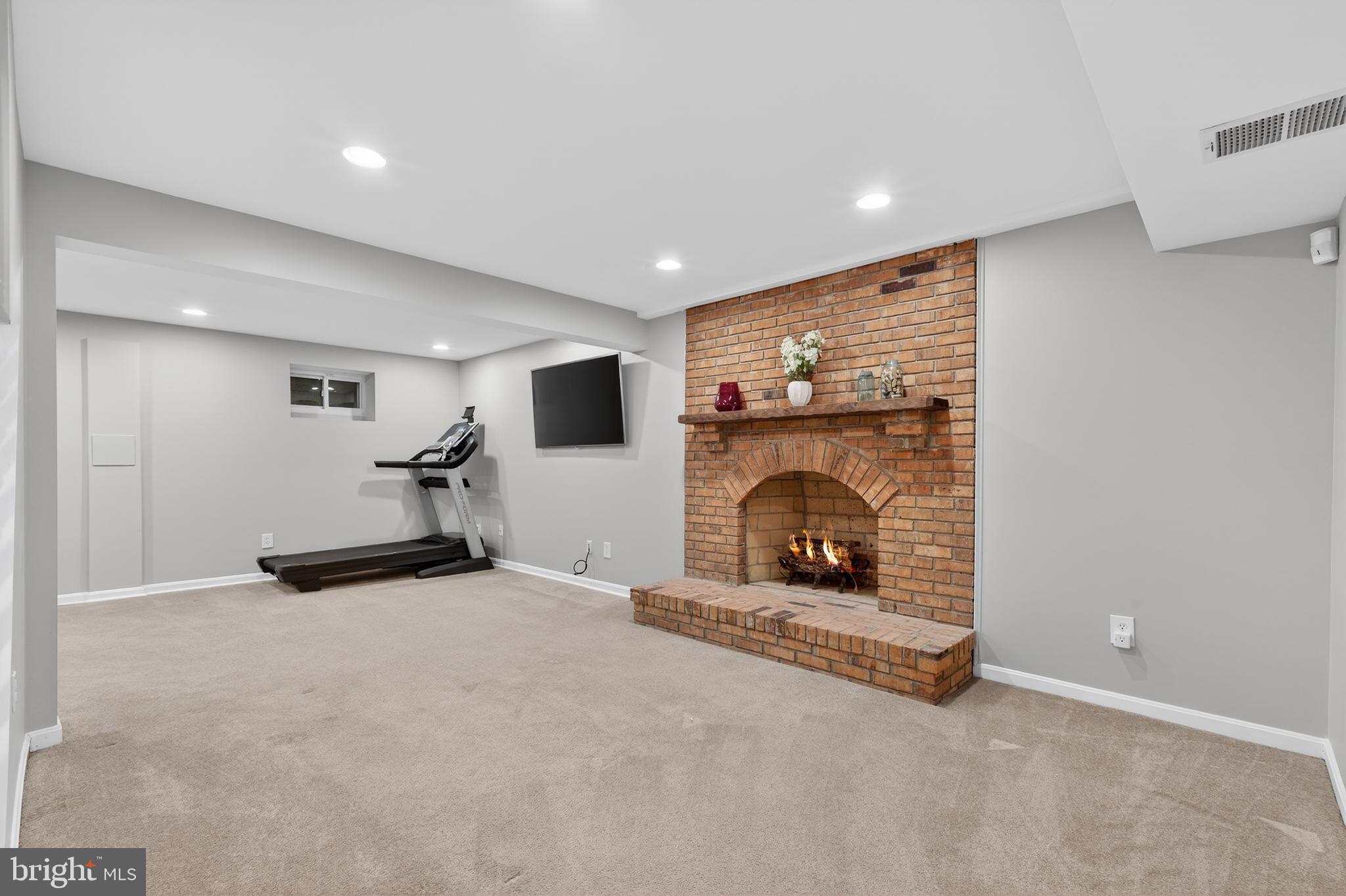 HOLLY KNOLL - Residential