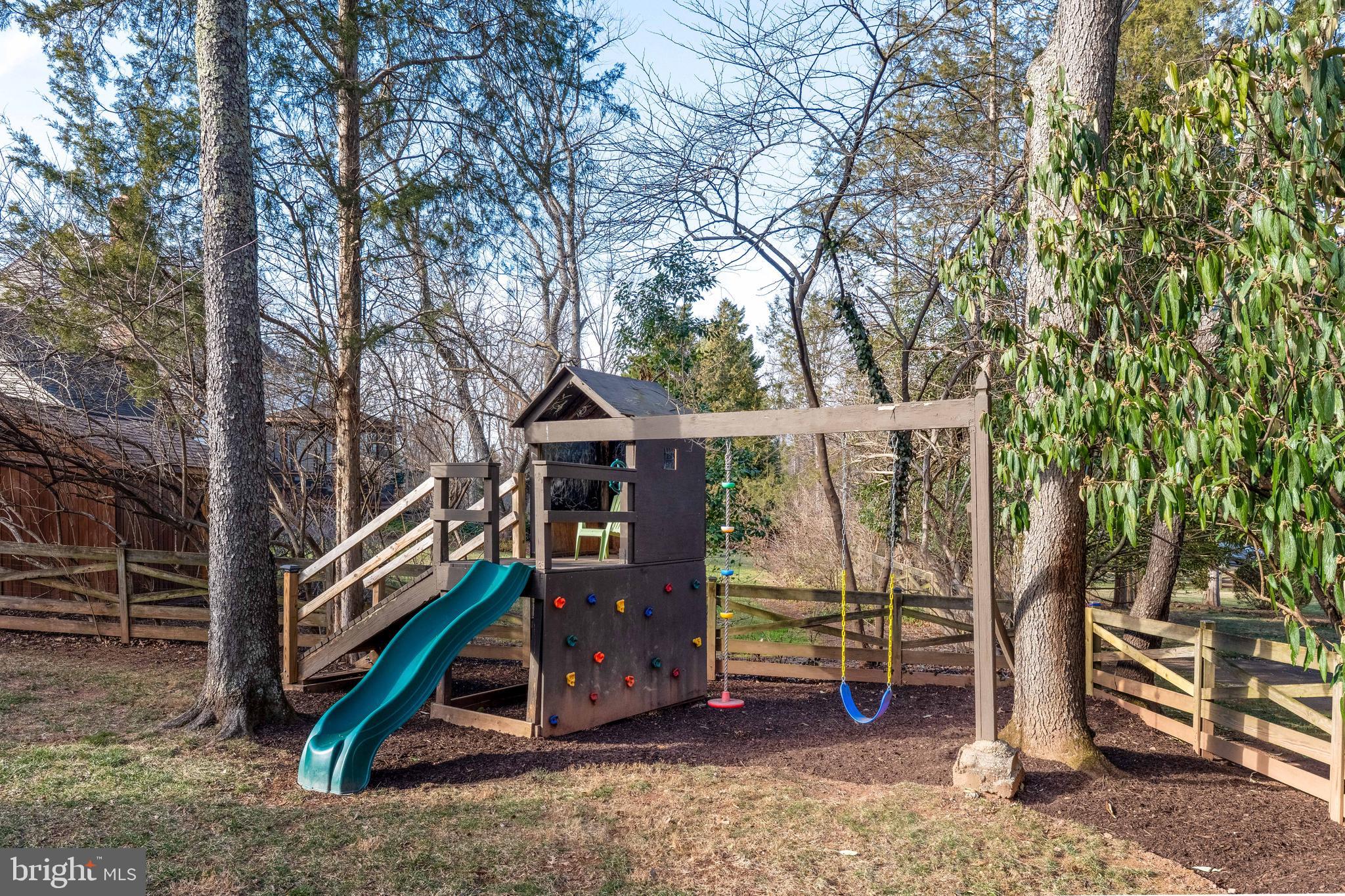 HOLLY KNOLL - Residential