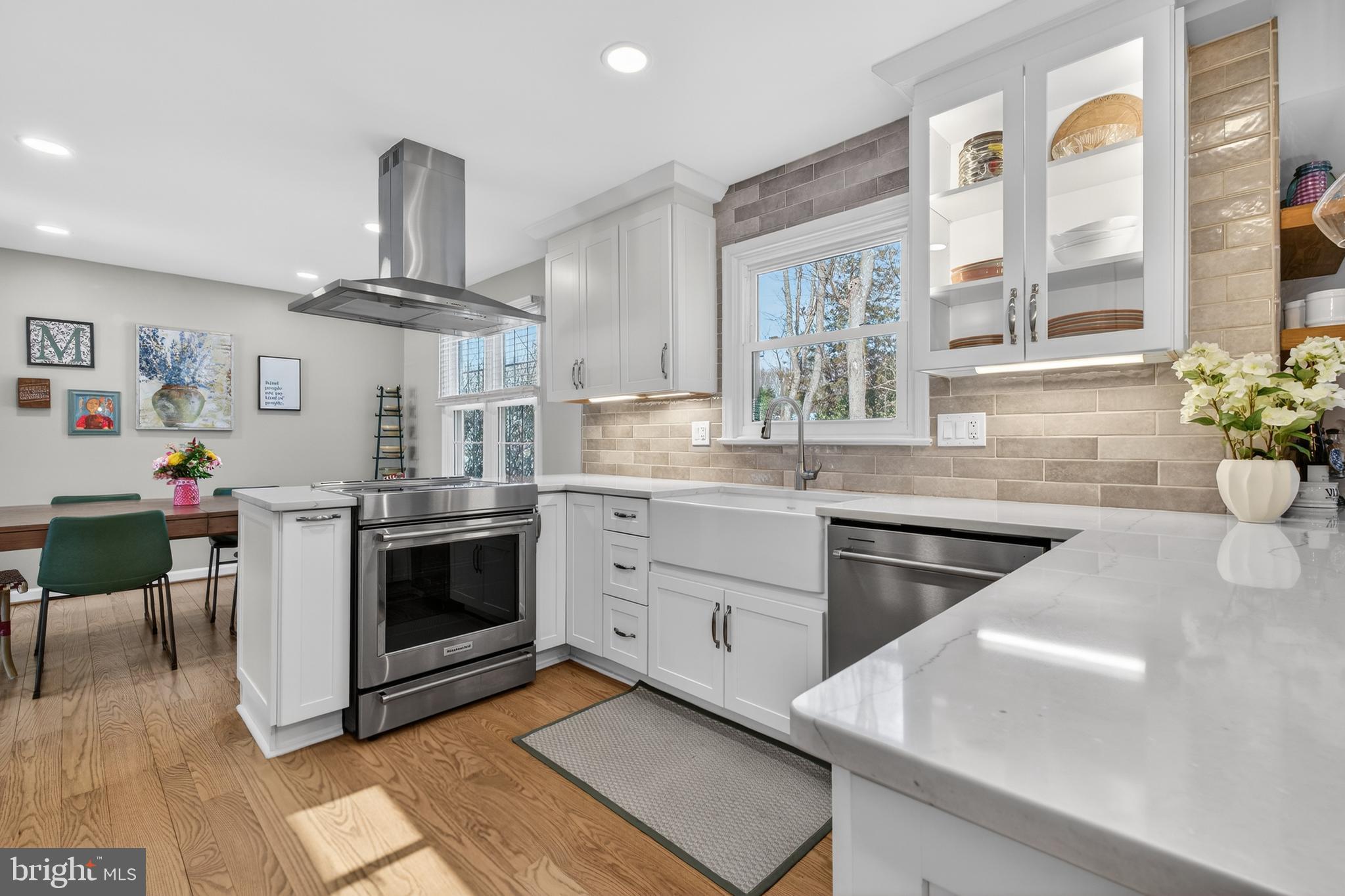 HOLLY KNOLL - Residential